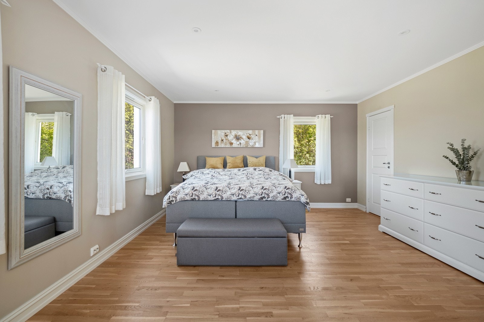 Rommet har downlights i himling, parkett på gulv og vegger malt i behagelige beige- og bruntoner. Galleribilde