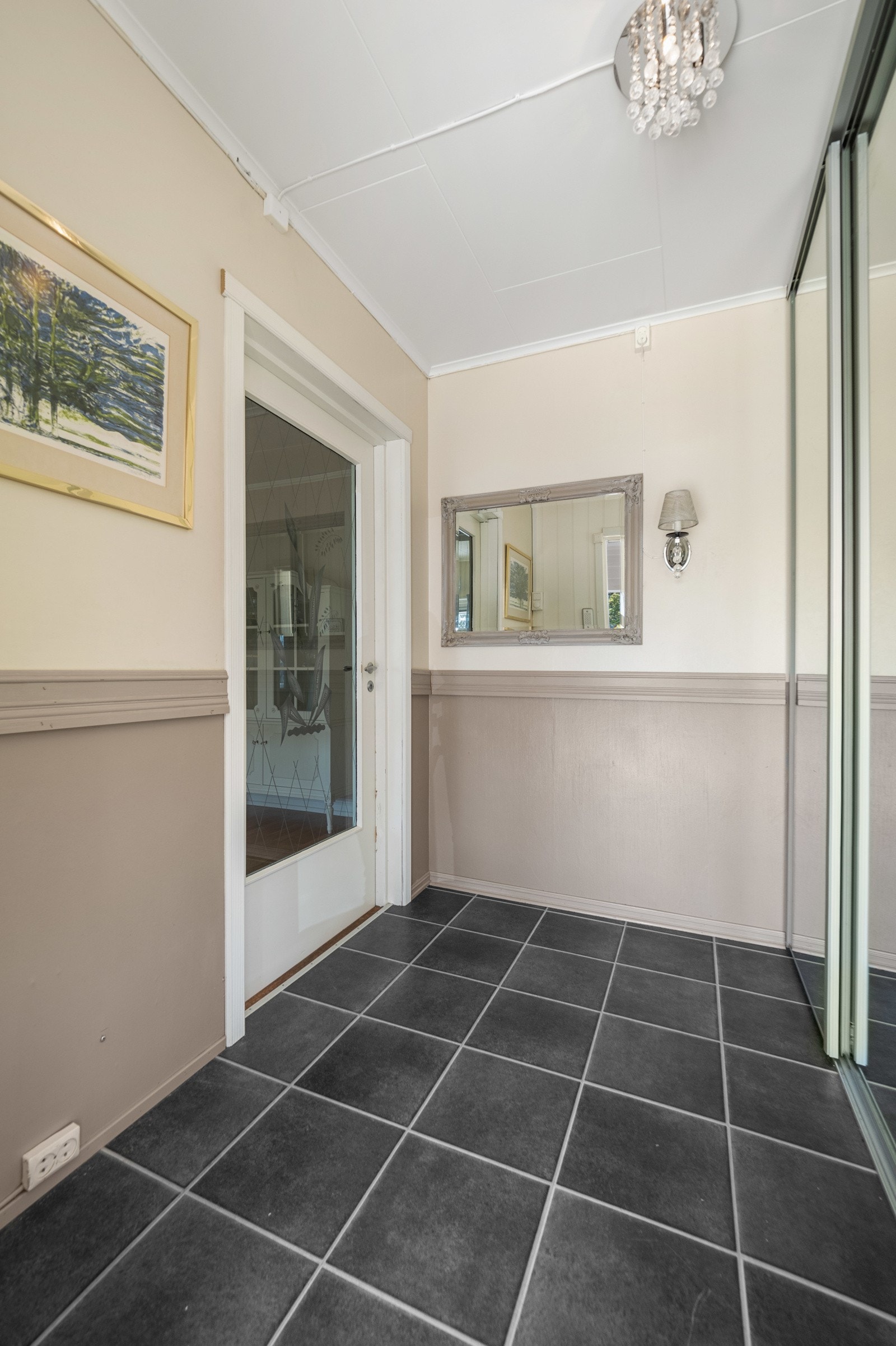 Fra entreen fører en dør med dekorglass inn til spisestue og trapperom. Galleribilde