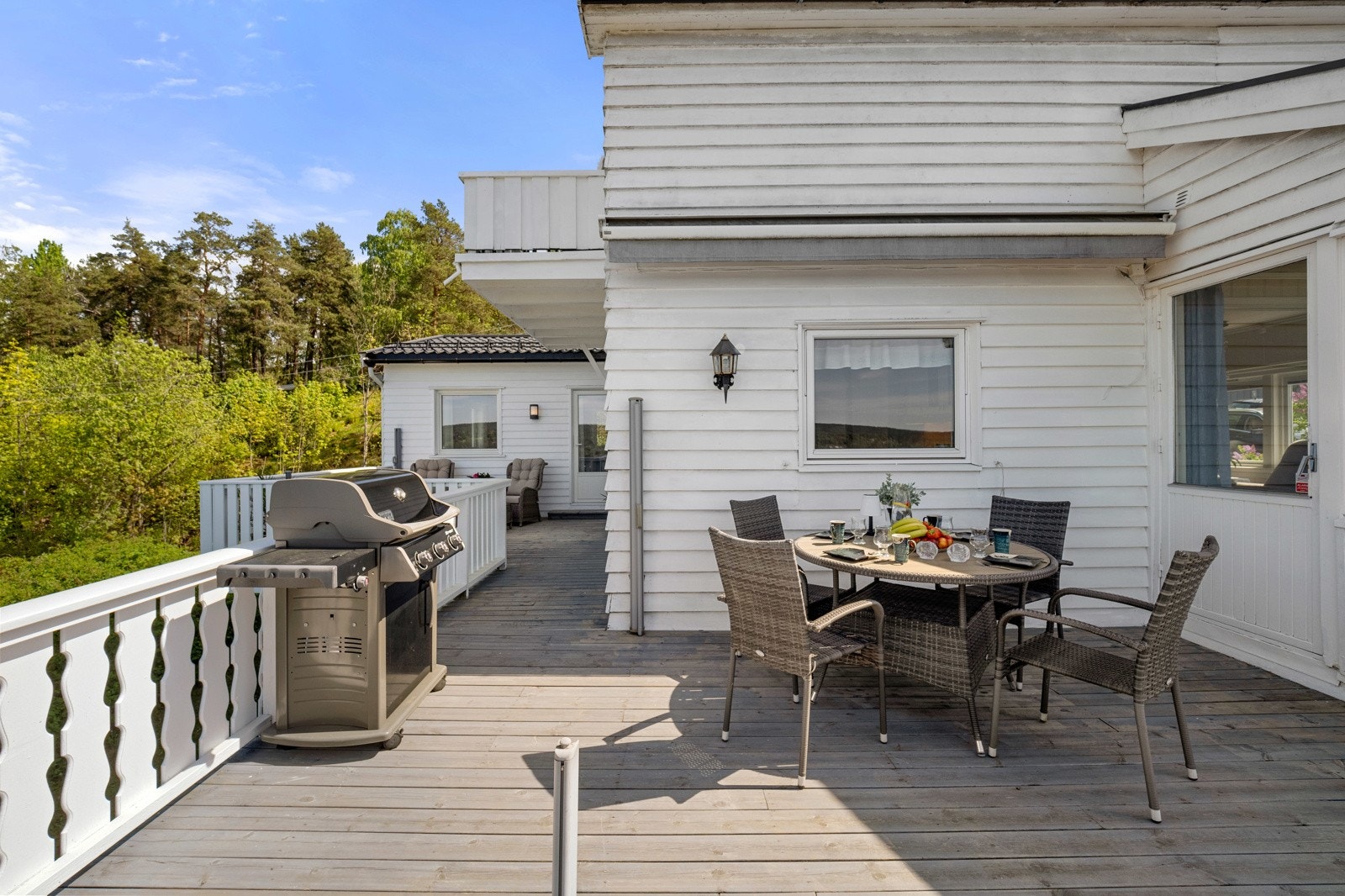 Terrassen deles naturlig inn i flere soner og har plass til både utesofa, solsenger, grill og spisegruppe. Galleribilde