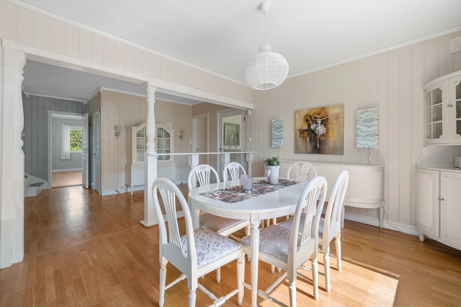 Spisestuen er lys og trivelig med sydvendt vindu og luftig planløsning. Galleribilde