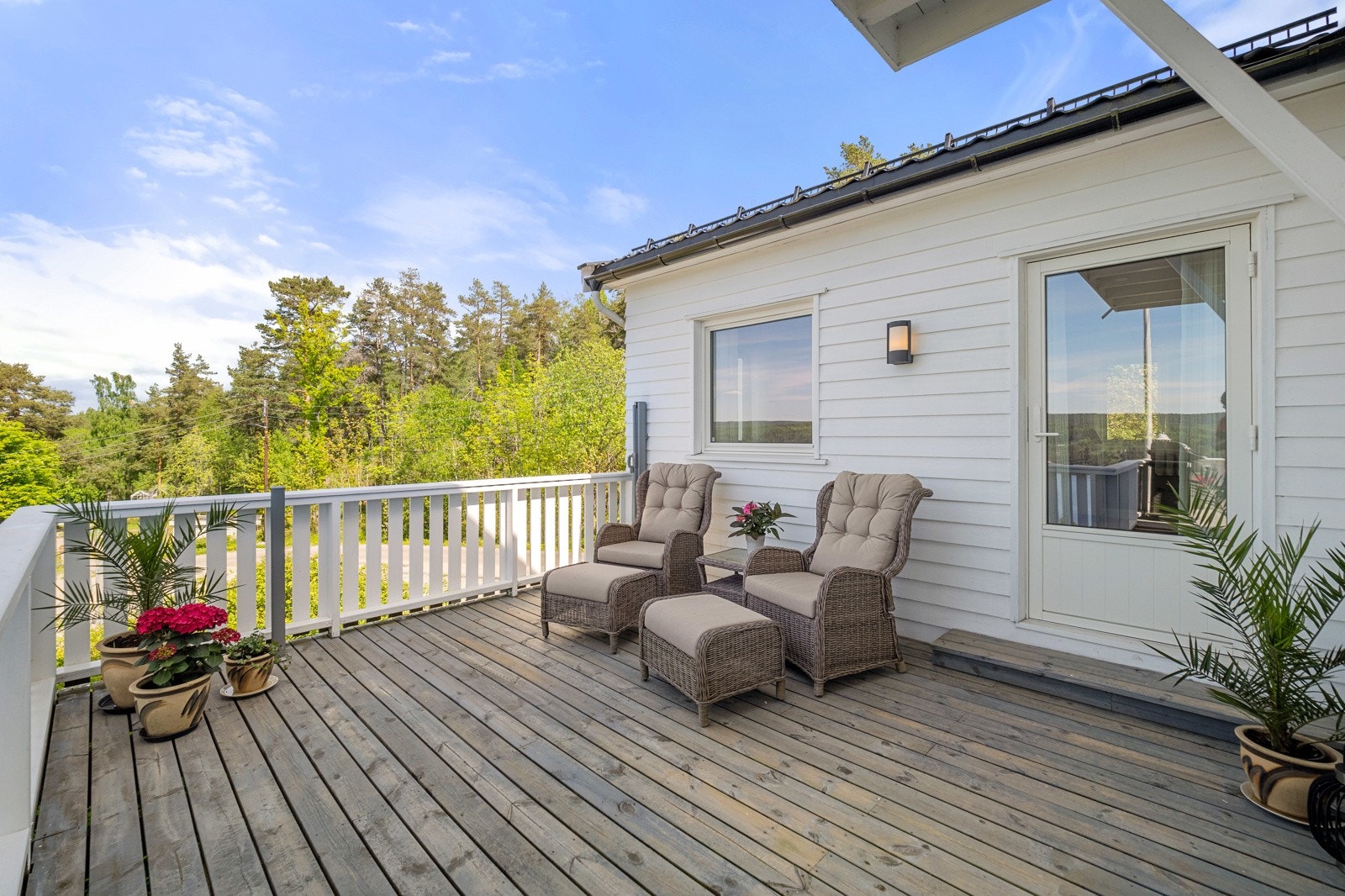 Det er store terrasser rundt tre sider, blant annet en flott hovedterrasse mot vest. Galleribilde