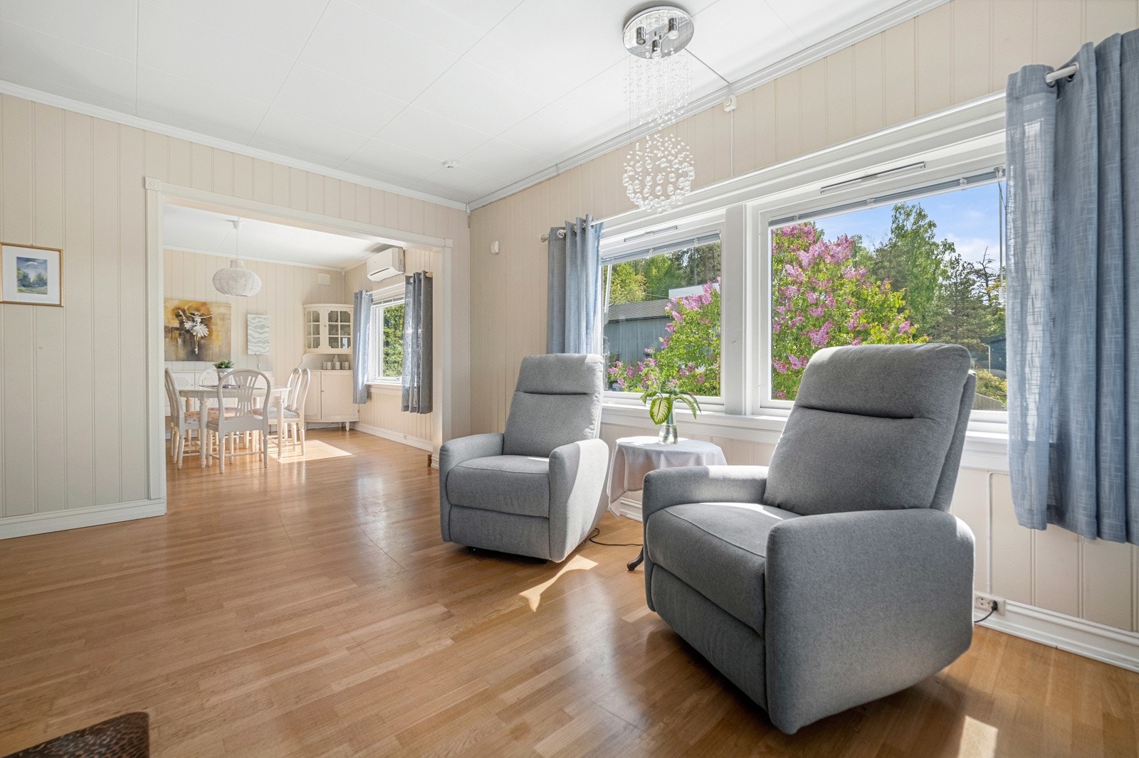 Stuen har god plass til møblering i flere soner. Galleribilde