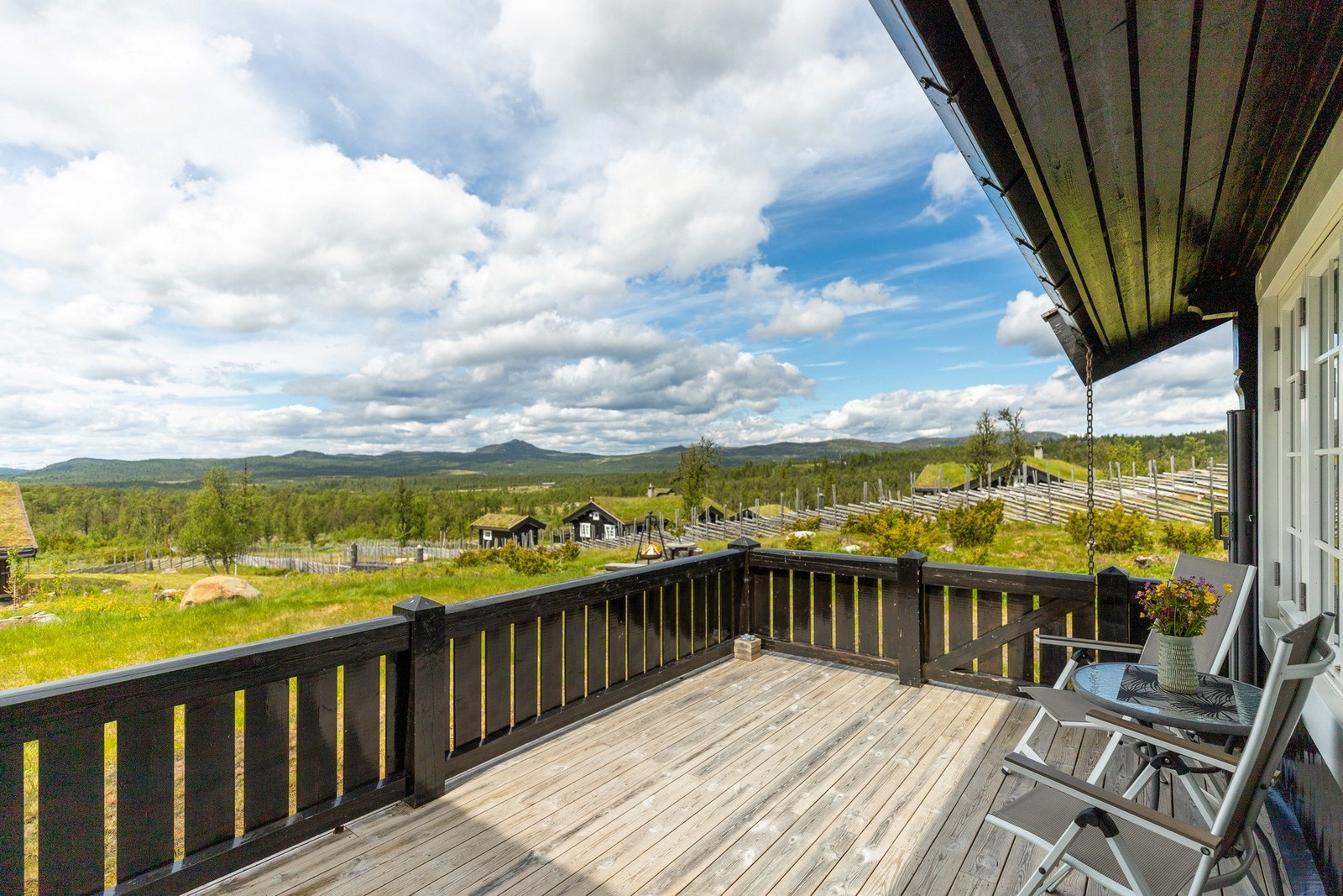 Sommerbilde. Utsikt fra terrassen på sommerstid. Galleribilde