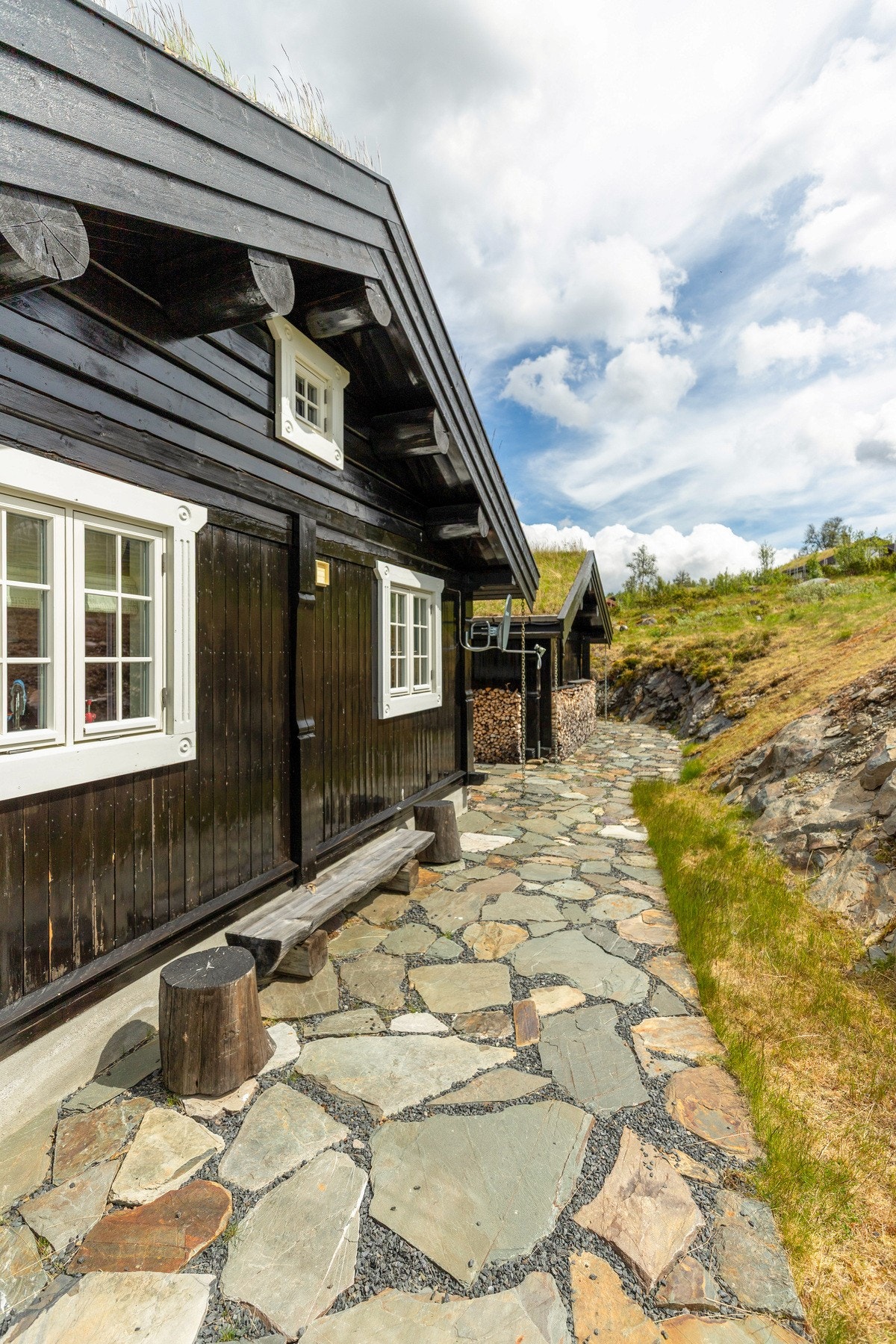 Sommerbilde. Flott opparbeidet uteområde med naturstein fra fjellet rundt hele eiendommen Galleribilde