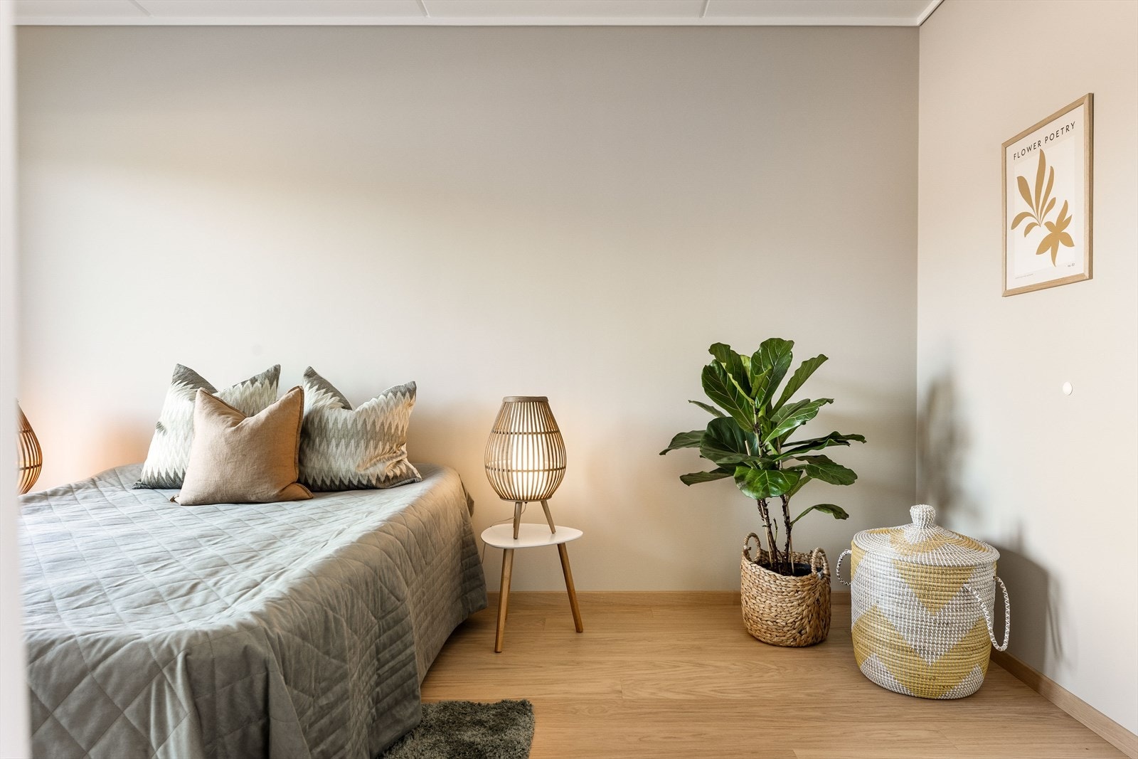 Romslig hovedsoverom med garderobeplass Galleribilde