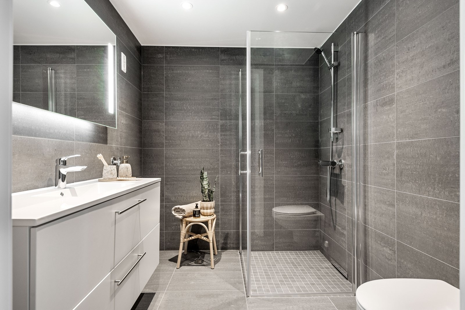 Pent, flislagt bad Galleribilde