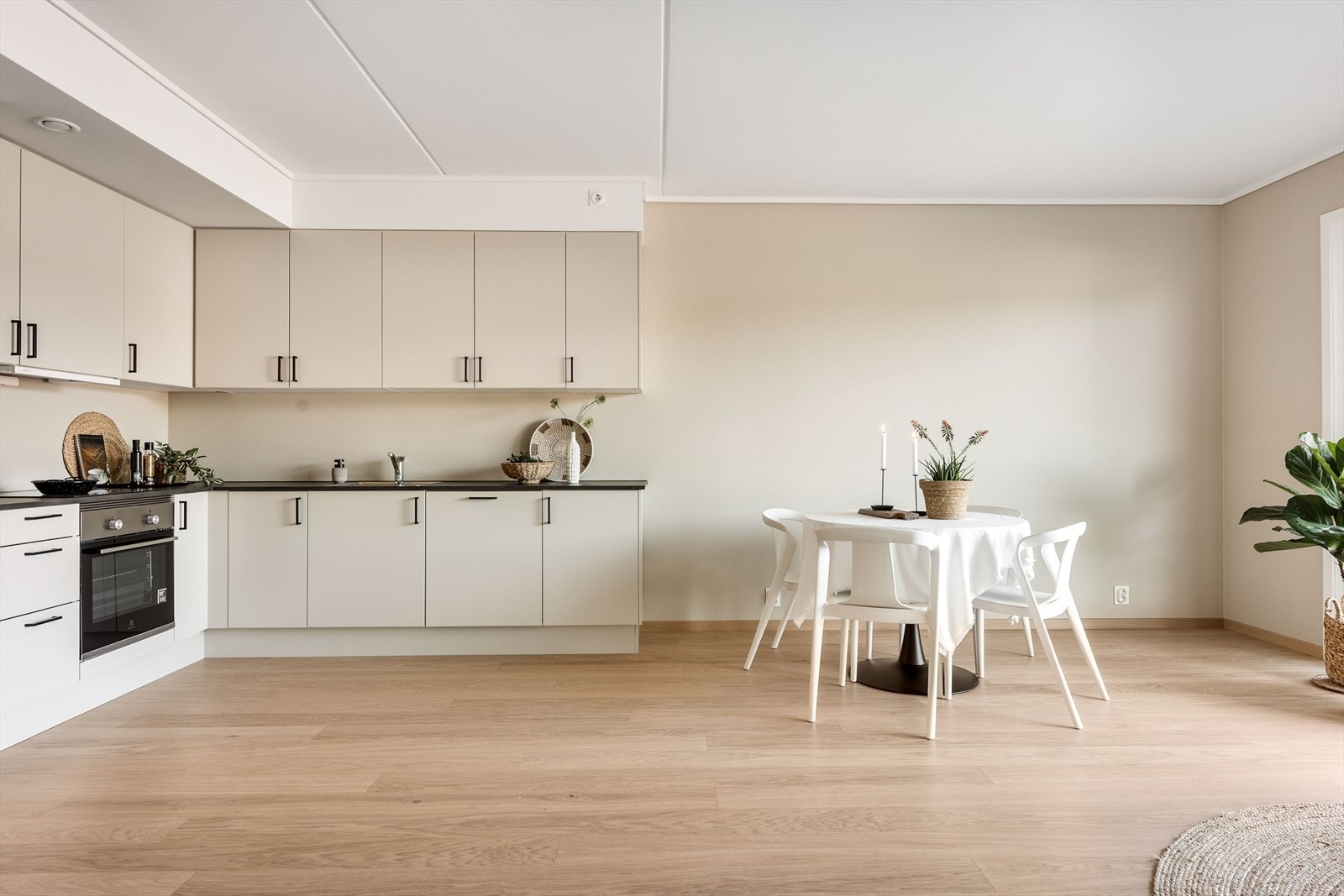 I gulvene i stue/kjøkken og entré/gang er det vannbåren gulvvarme. Galleribilde