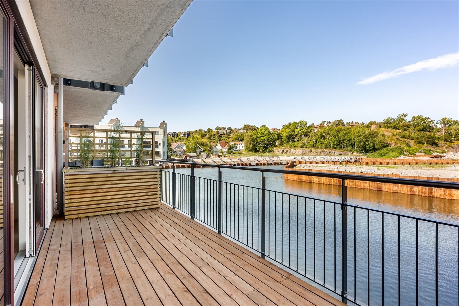 Fin bryggeterrasse med unik nærhet til kanalen og gode solforhold. Galleribilde