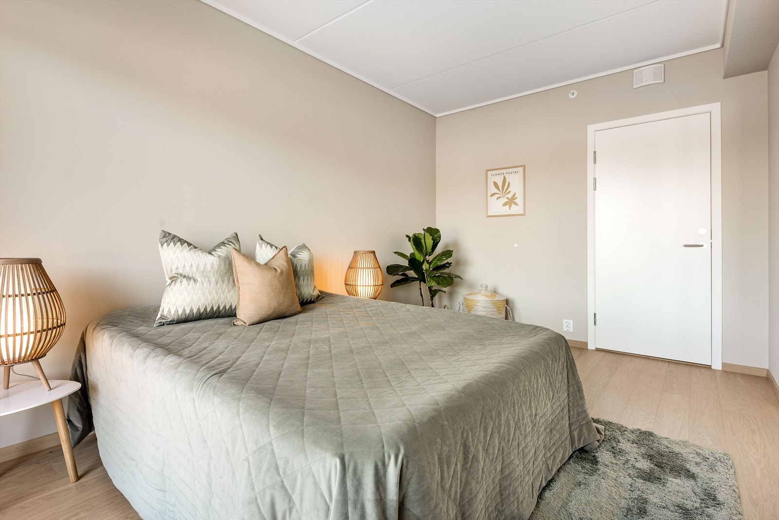 Romslig hovedsoverom med garderobeplass Galleribilde