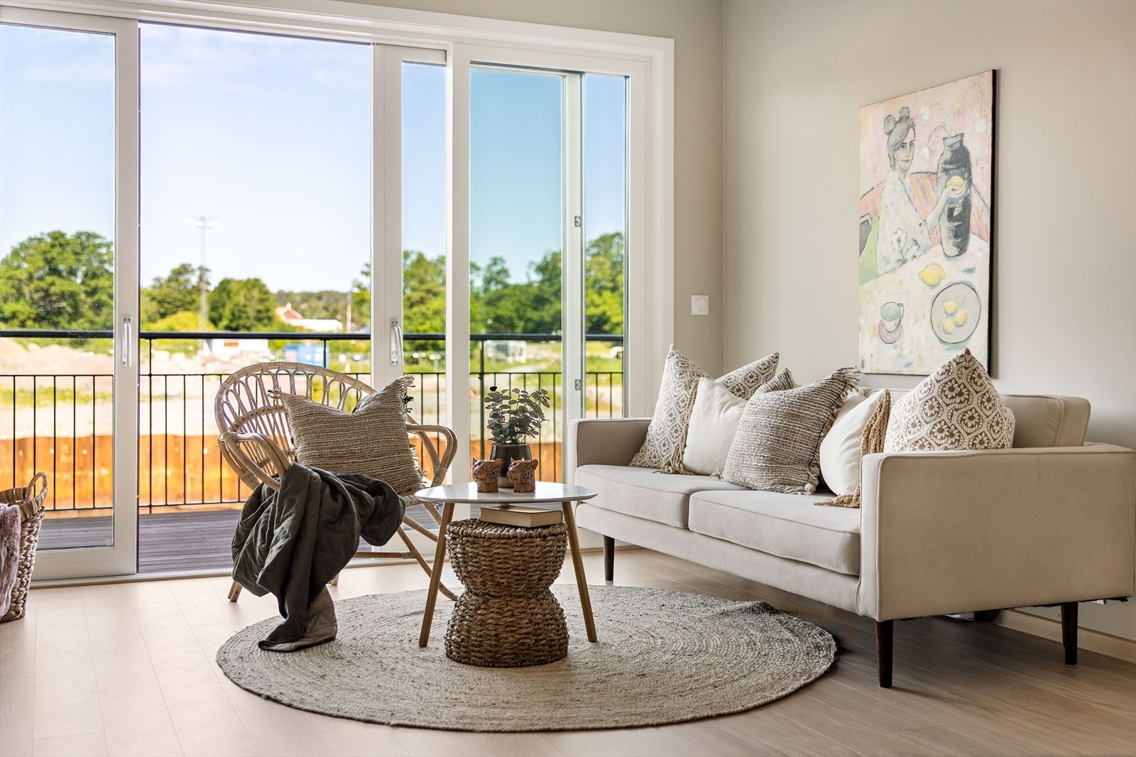 På gulvene er det et pent herdet tregulv. Veggene er malt i tidsrikige delikate farger. Galleribilde