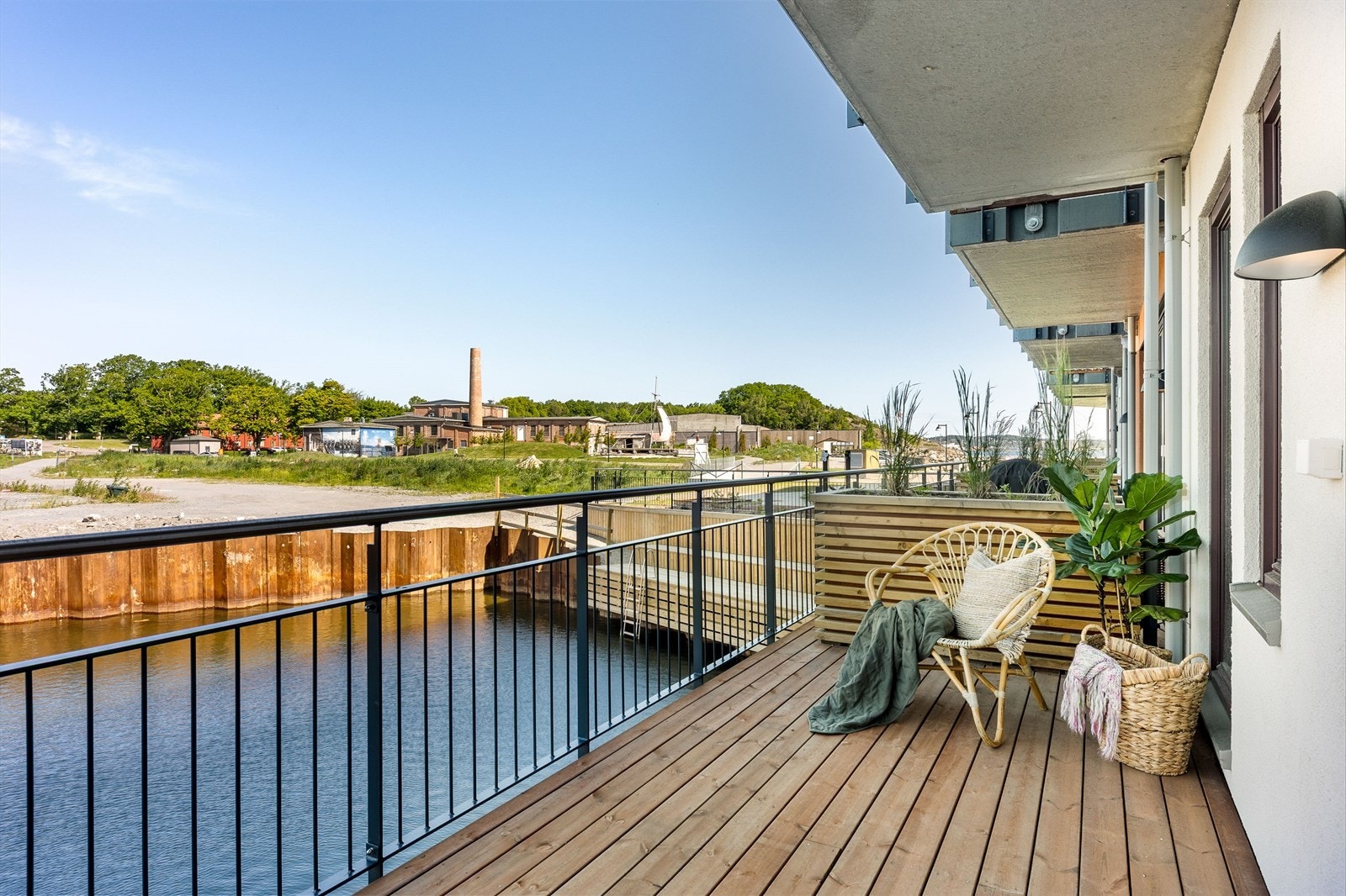 Fin bryggeterrasse med unik nærhet til kanalen og gode solforhold. Galleribilde