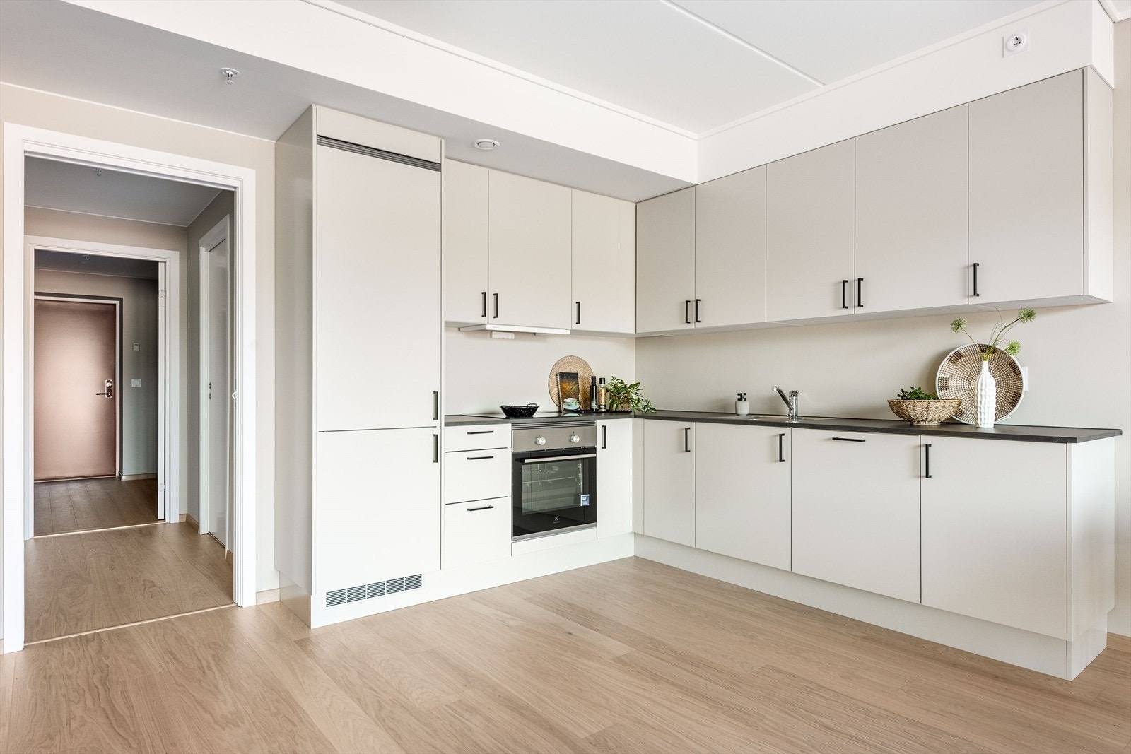 Pen kjøkkeninnredning fra Sigdal med integrerte hvitevarer Galleribilde