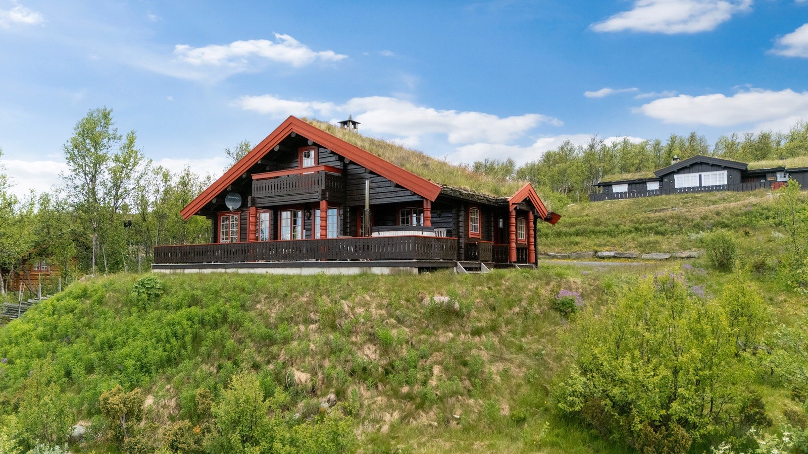 Hytta er av typen Røroshytta, oppført i 6"laftet tømmer Galleribilde