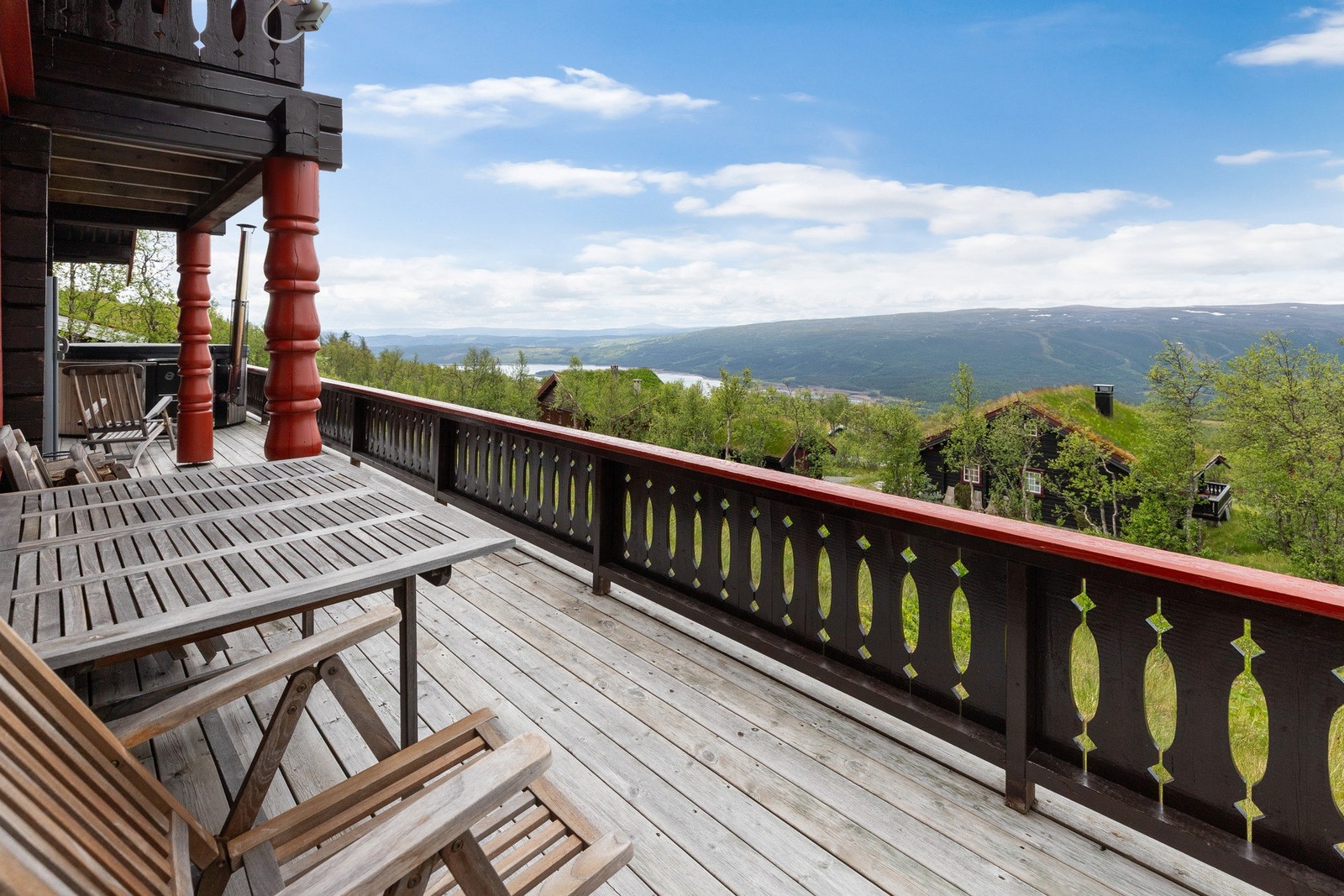 Veranda går langs hele framsiden og delvis på siden som gir flere soner, her kan solen og utsikten nytes dagen lang Galleribilde