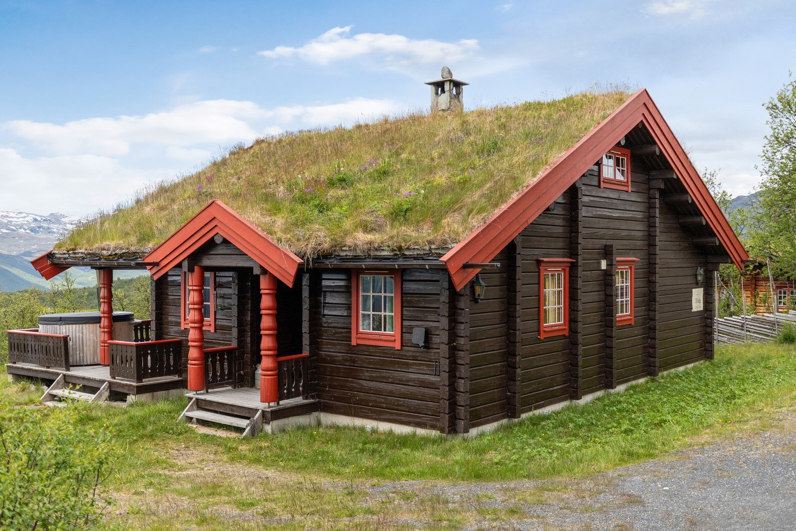 God plass til parkering. El-bil lader er installert på vegg Galleribilde