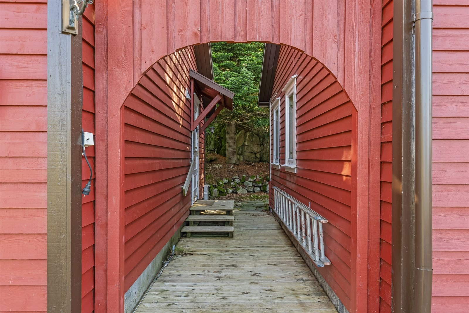 Gang mellom hytta og anneks Galleribilde