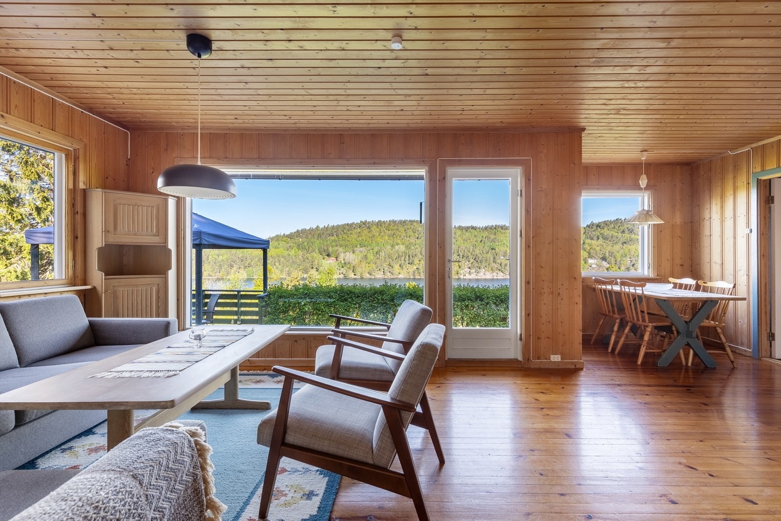 Stue med nydelig utsikt Galleribilde