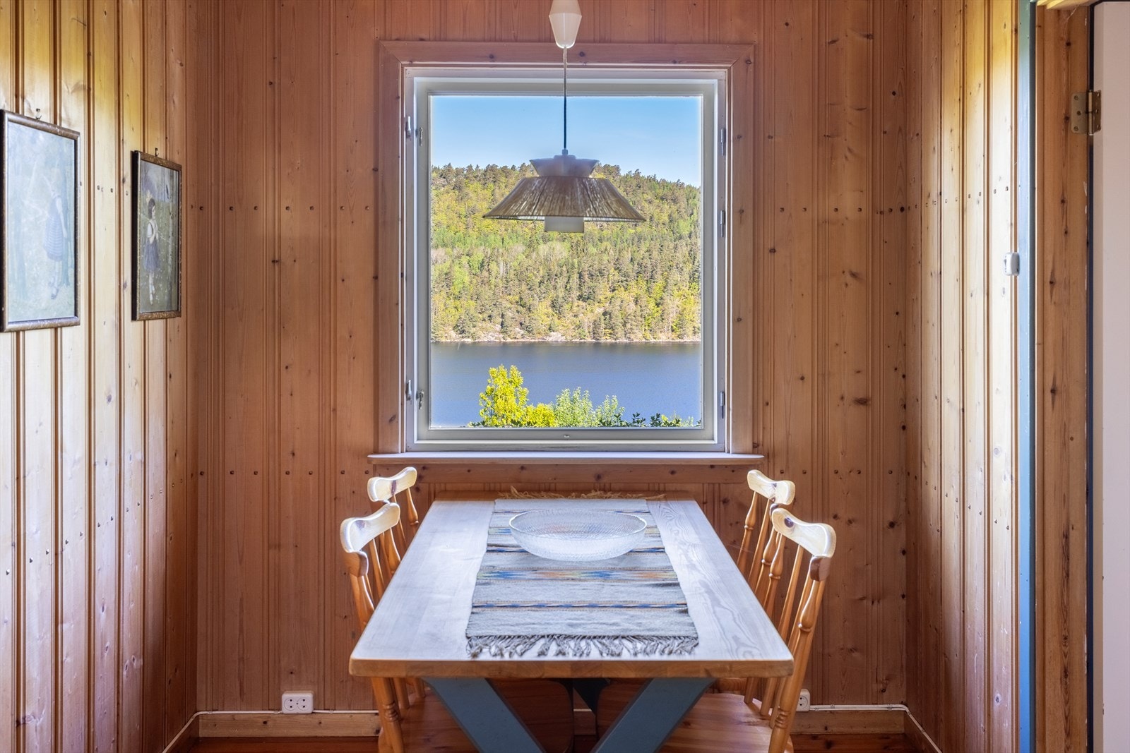 Koselig spiseplass med utsikt Galleribilde