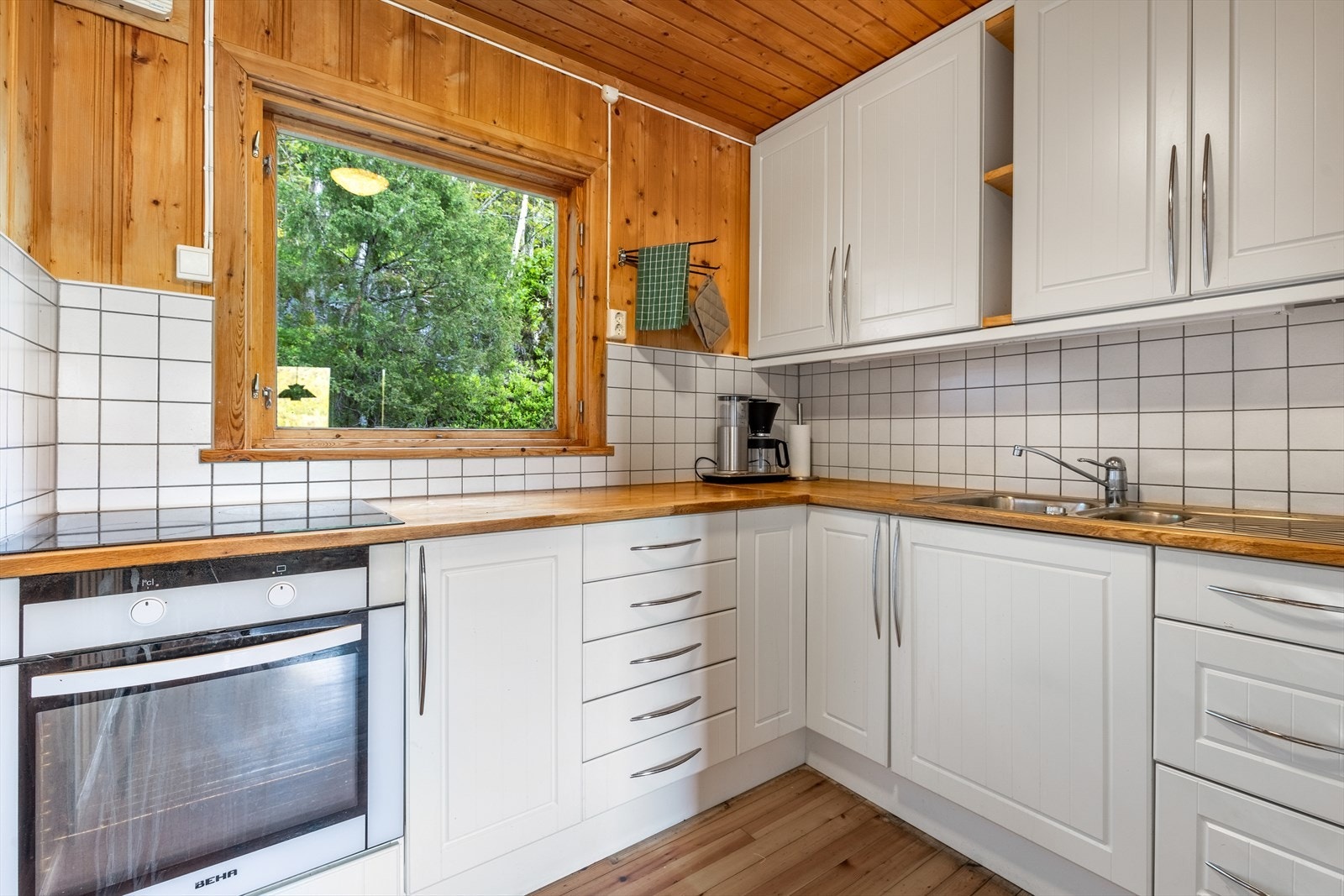 Kjøkken med over - og underskap Galleribilde