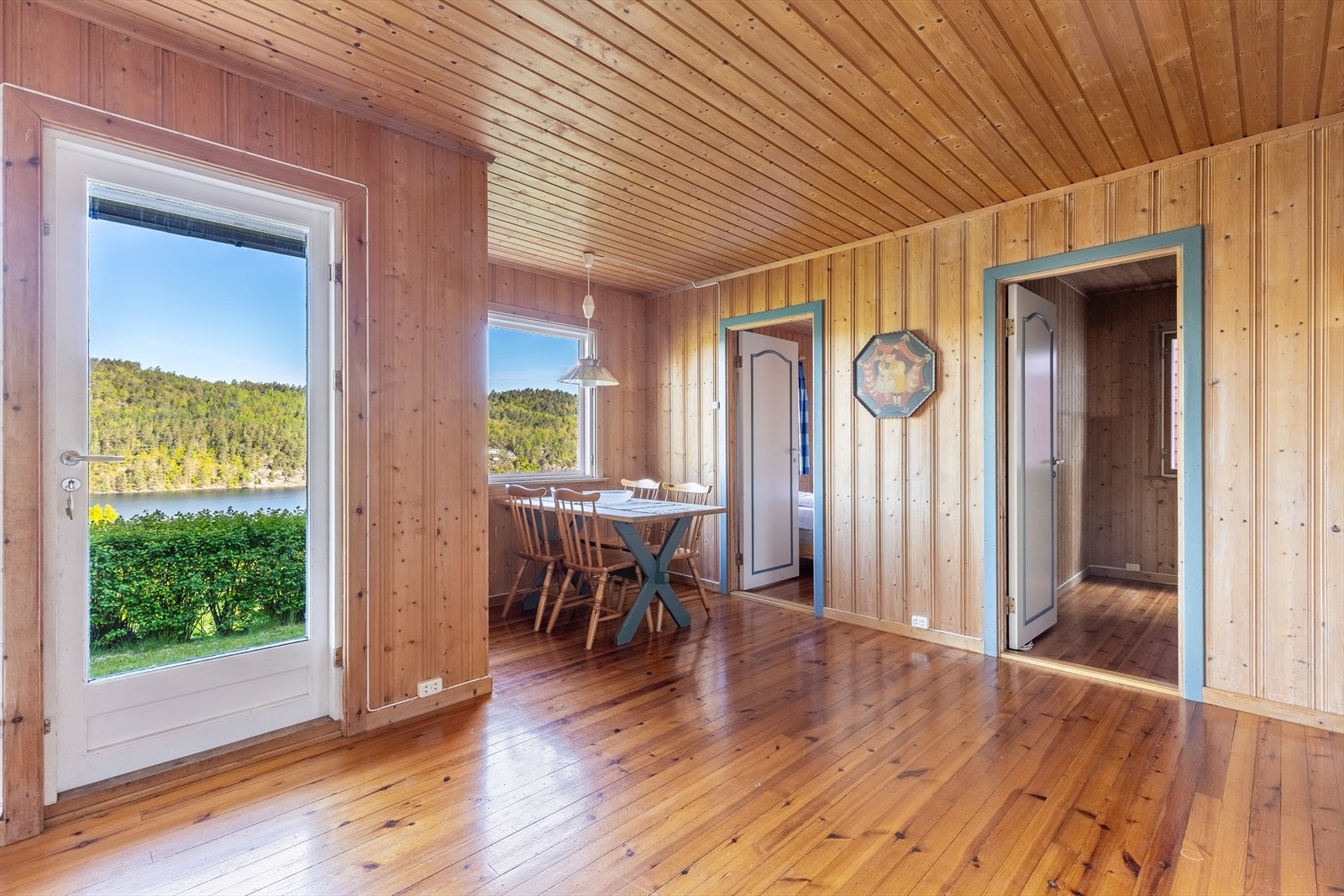 Det er utgang til uteplass fra stue Galleribilde