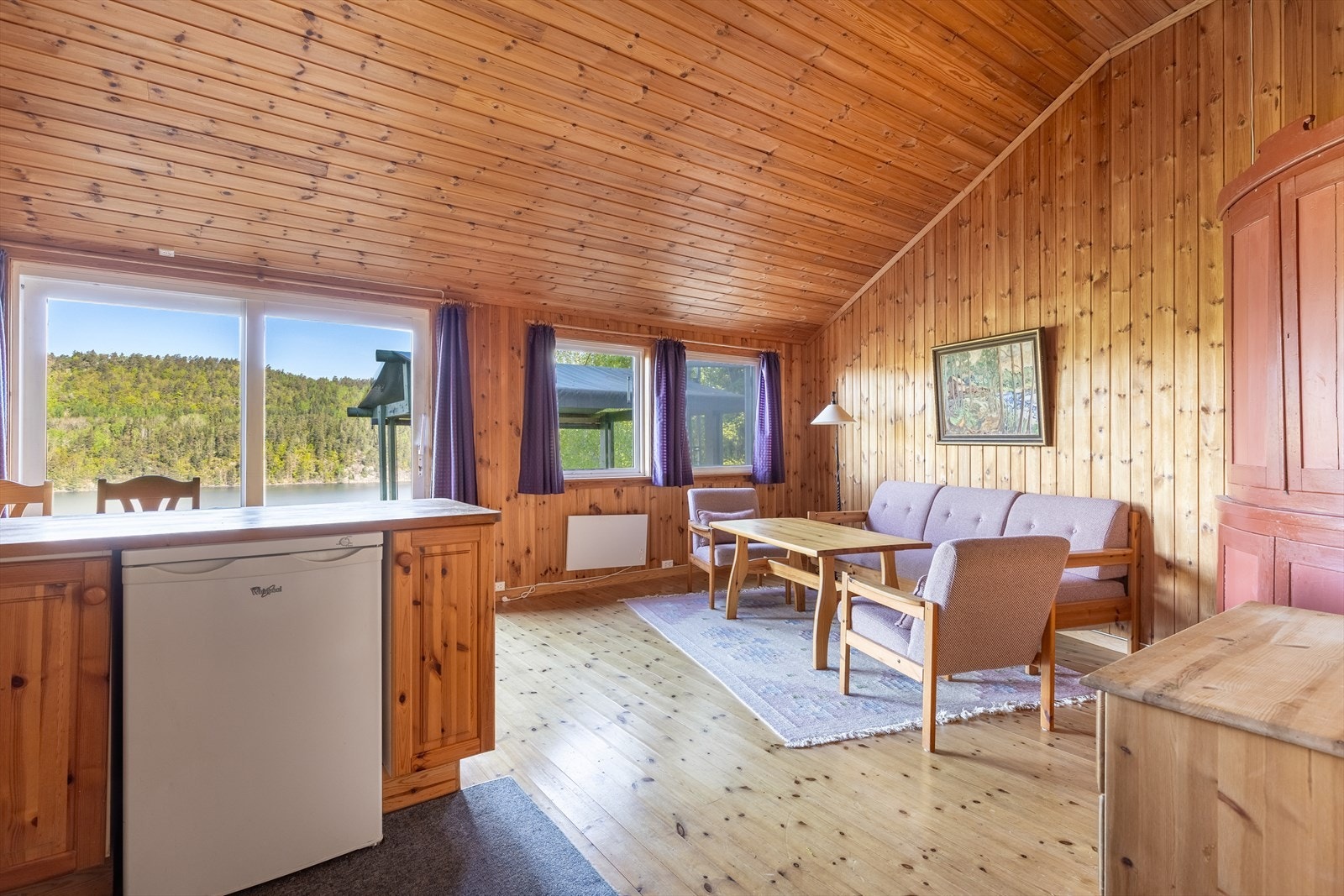 Praktisk egen gjesteavdeling med stue/kjøkken i åpen løsning Galleribilde