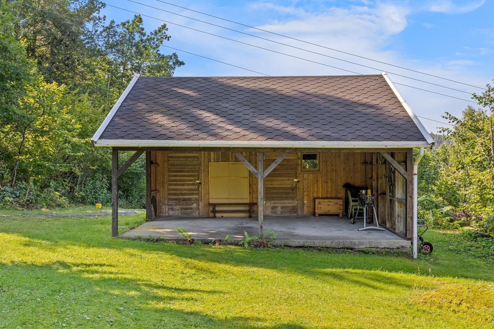 Praktisk carport med 2 boder for lagringsplass Galleribilde