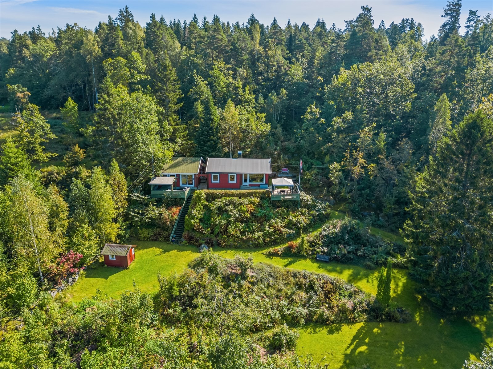 Frodig og pent opparbeidet tomt! Galleribilde