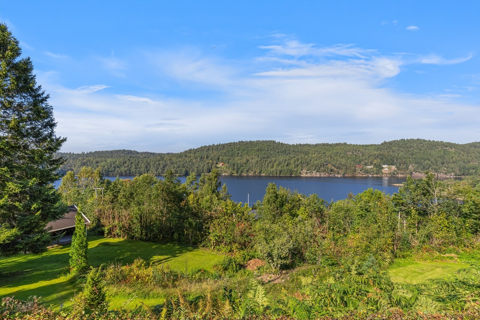 Frodig eiendom med store grøntareal og god plass til lek og moro Galleribilde