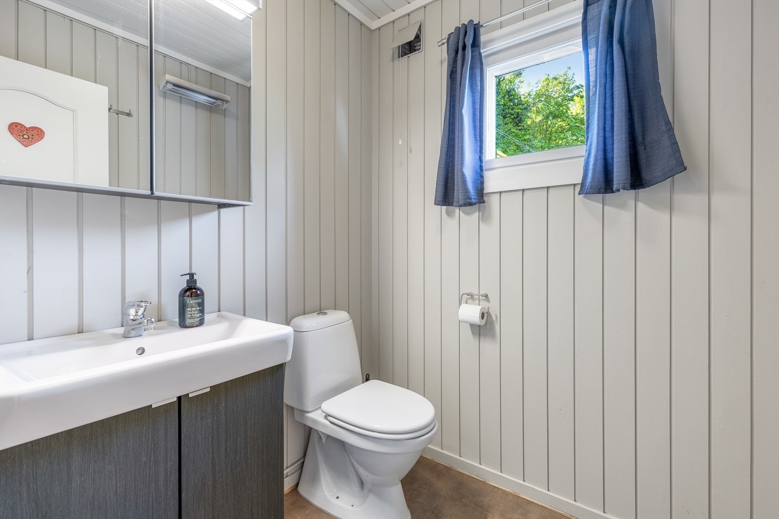 Toalettrom med toalett og vask Galleribilde