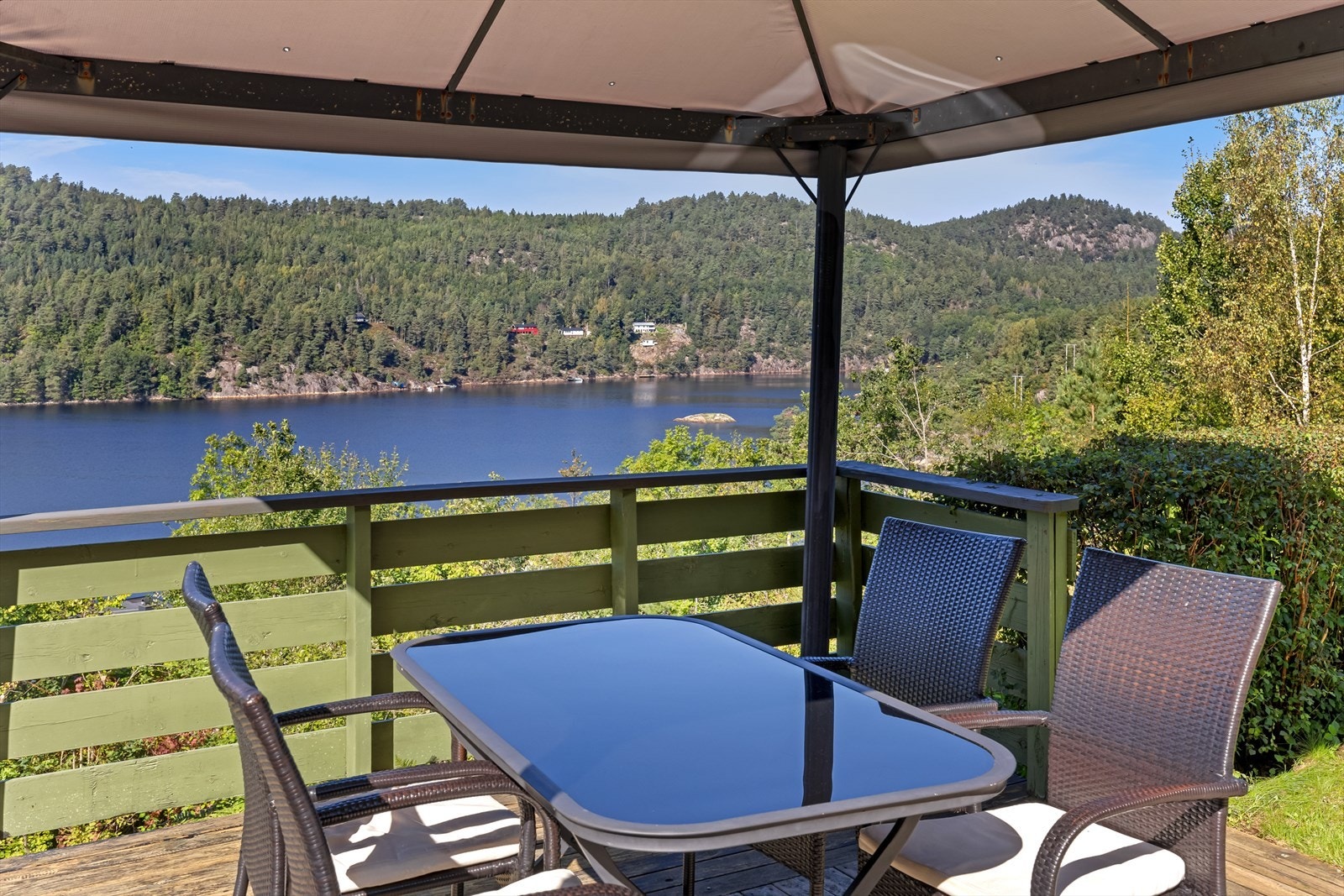 Hyggelig terrasse med god plass til sittegrupper - usjenerte omgivelser og flott utsikt Galleribilde