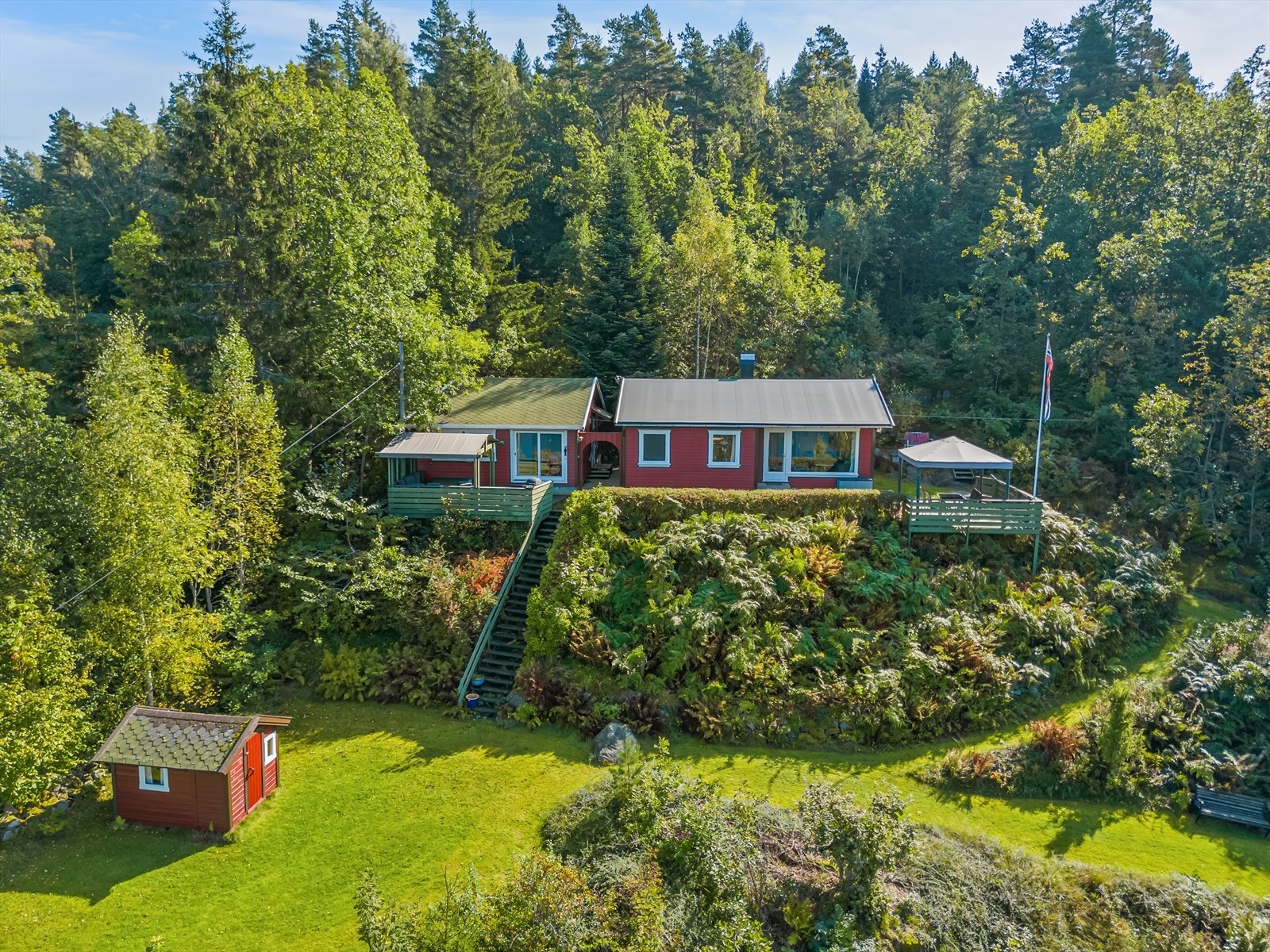 Eiendommen består av hytte, anneks, bod og carport med praktisk lagringsplass Galleribilde