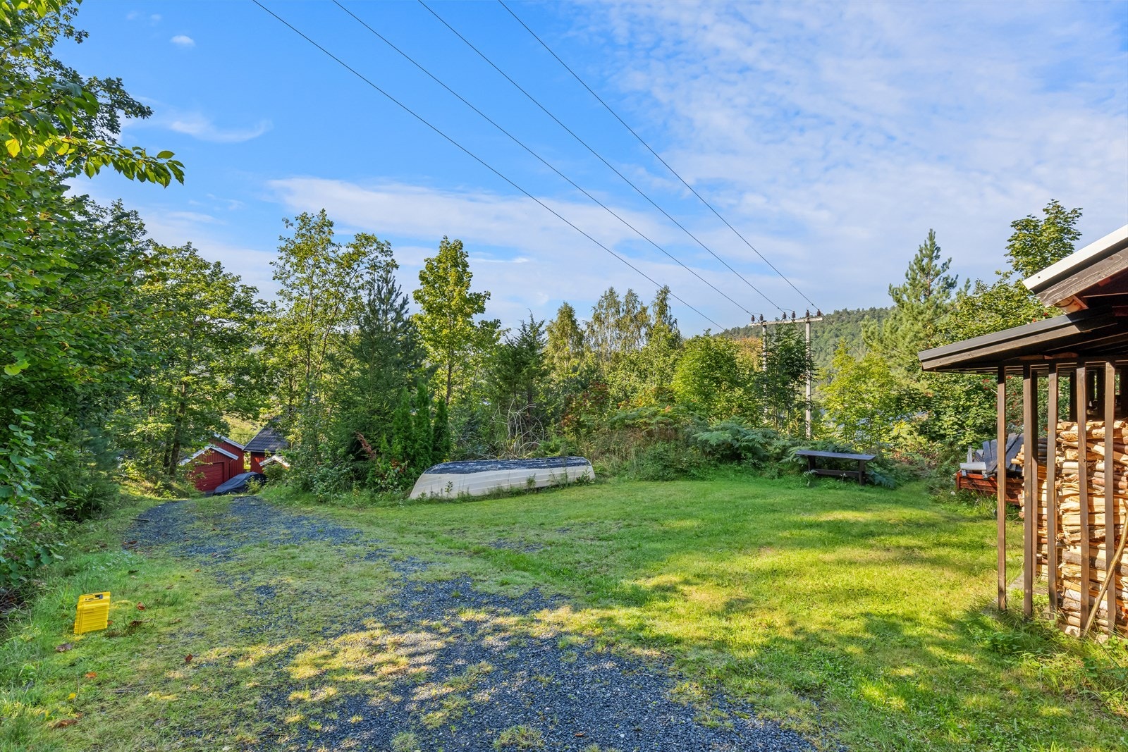 Bilvei helt opp og god biloppstillingsplass på tomten Galleribilde