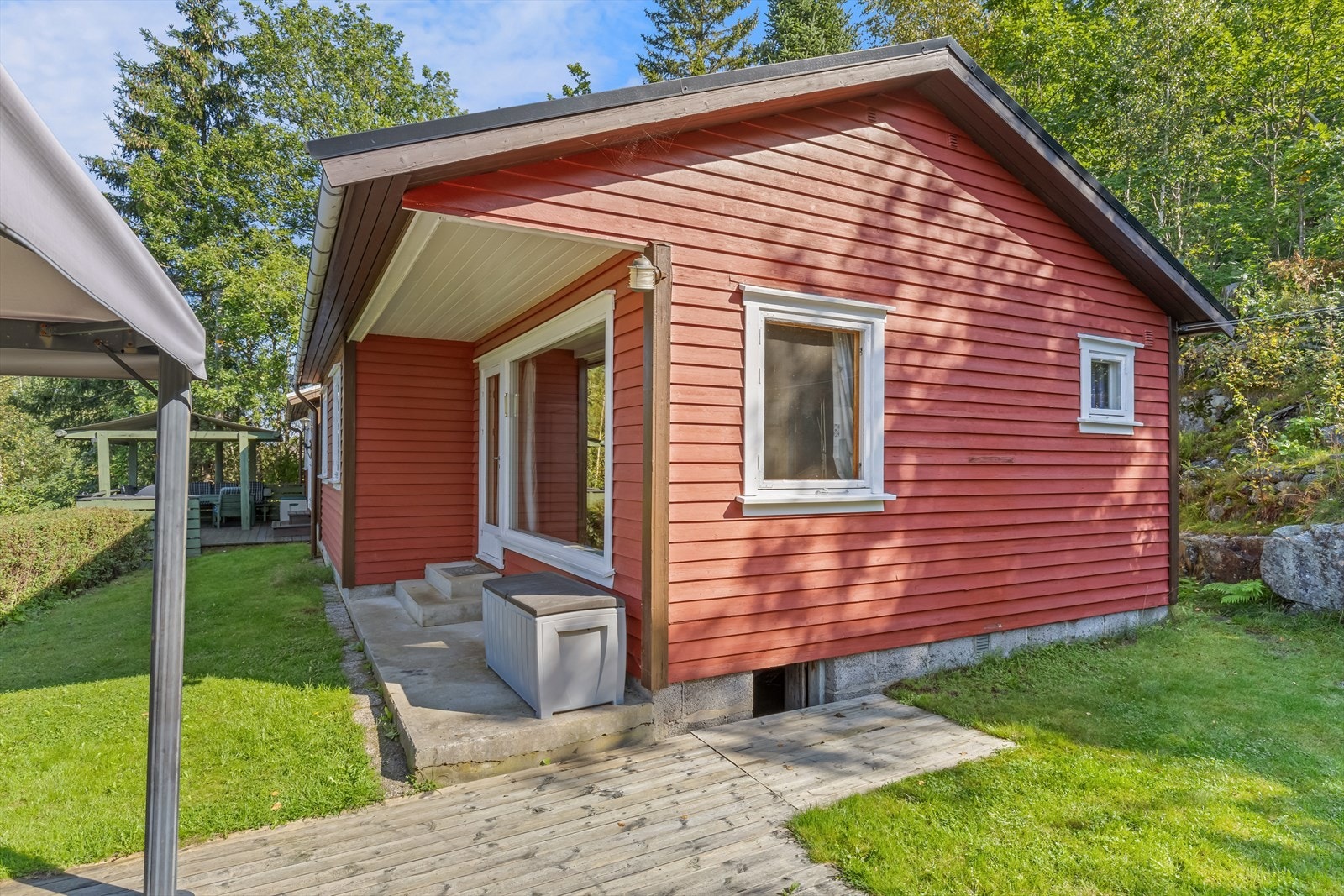 Koselig hytte med fine grøntarealer i flere plan Galleribilde