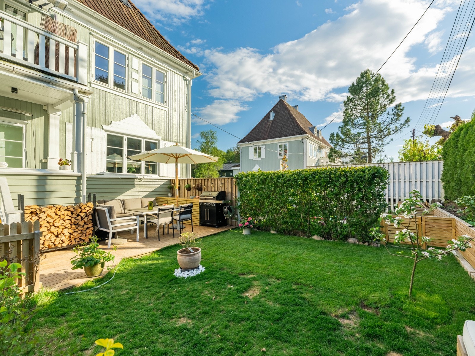 Alle de fire enhetene i huset har hver sin hage, fint delt av med gjerde eller hekk. Man kan selv plante det man ønsker for å skjerme om man vil det. Galleribilde