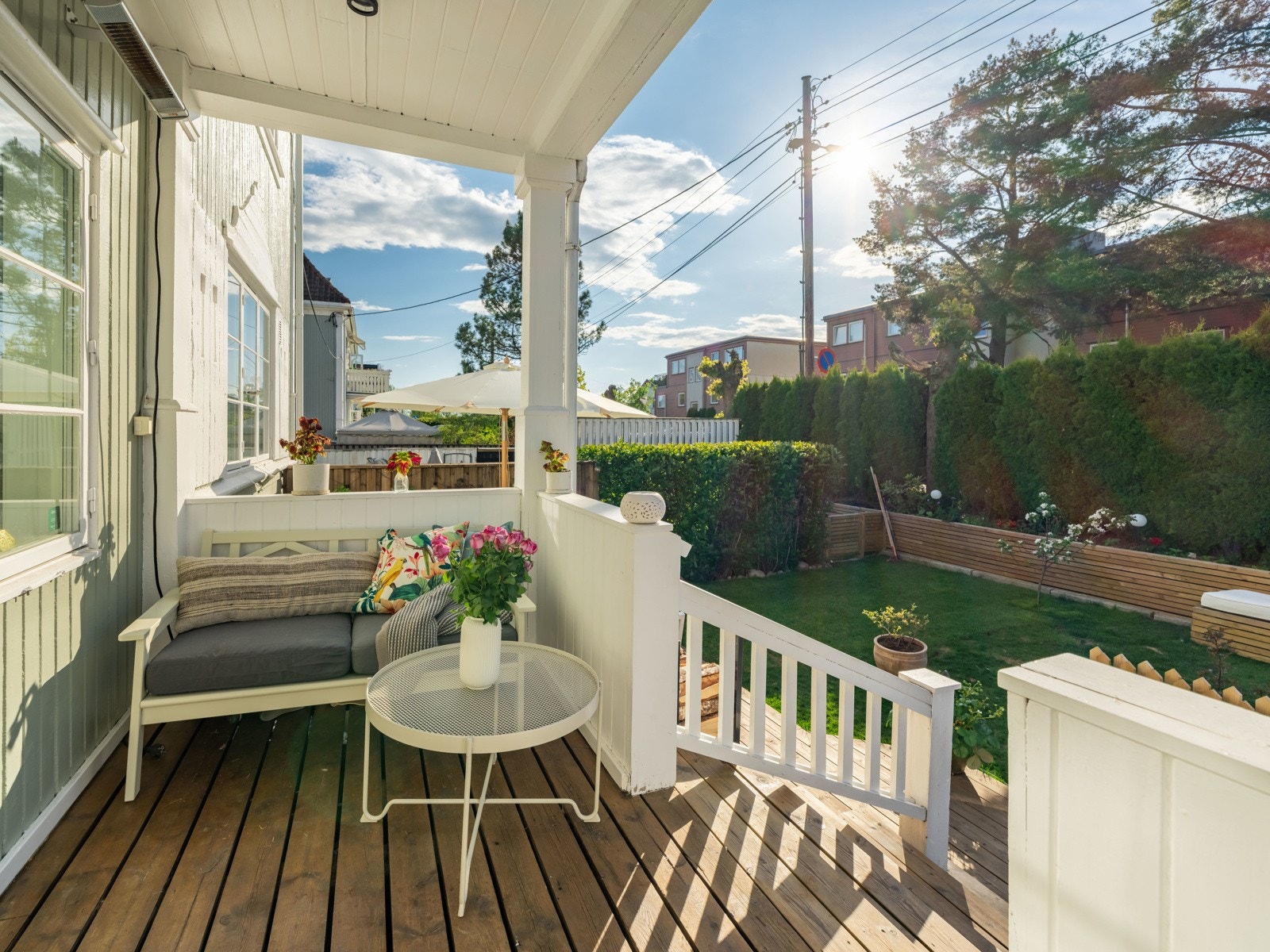 Ved trappen ned til hagen er det en fin platting. Galleribilde