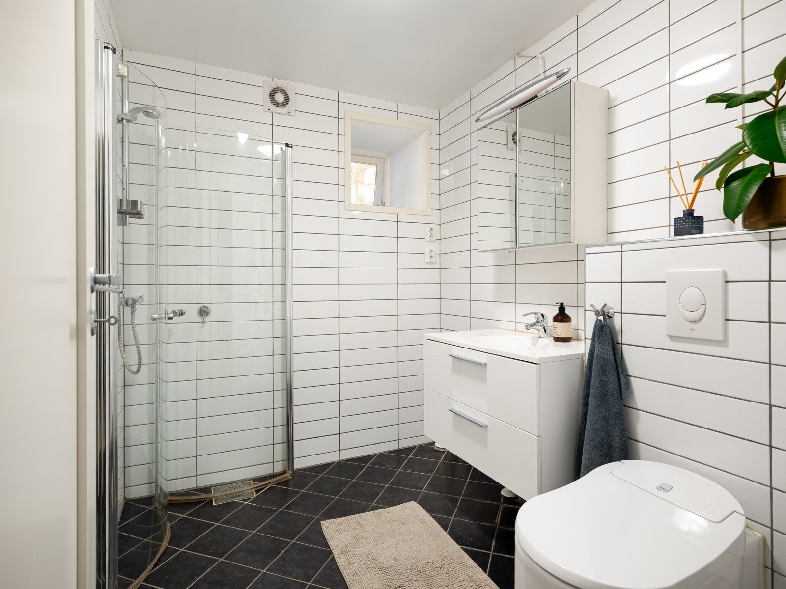 Stor bad, selvsagt med varmekabler og alt sånt. Dette var nytt i 2012, og holder fin standard. Galleribilde