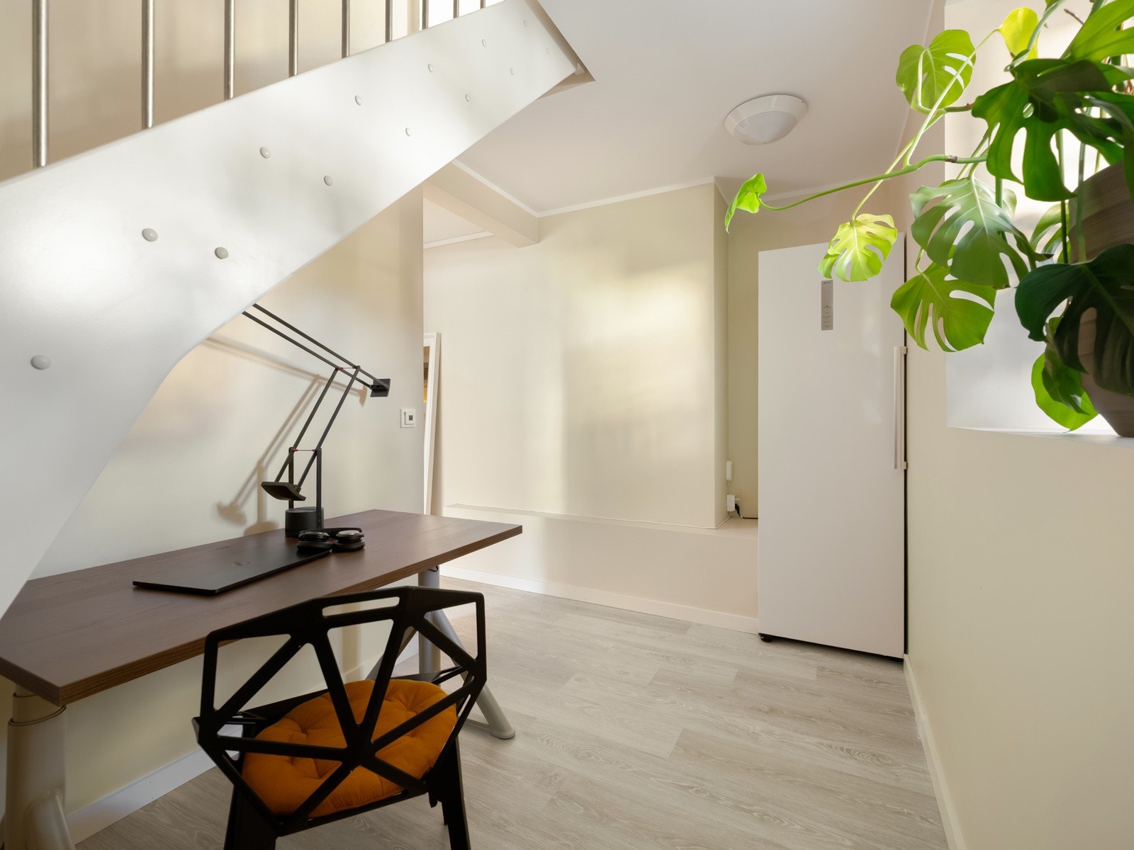 Nå er vi nede i underetasjen. I dag er det lagt opp til en fin, liten arbeidsplass under trappa. Galleribilde