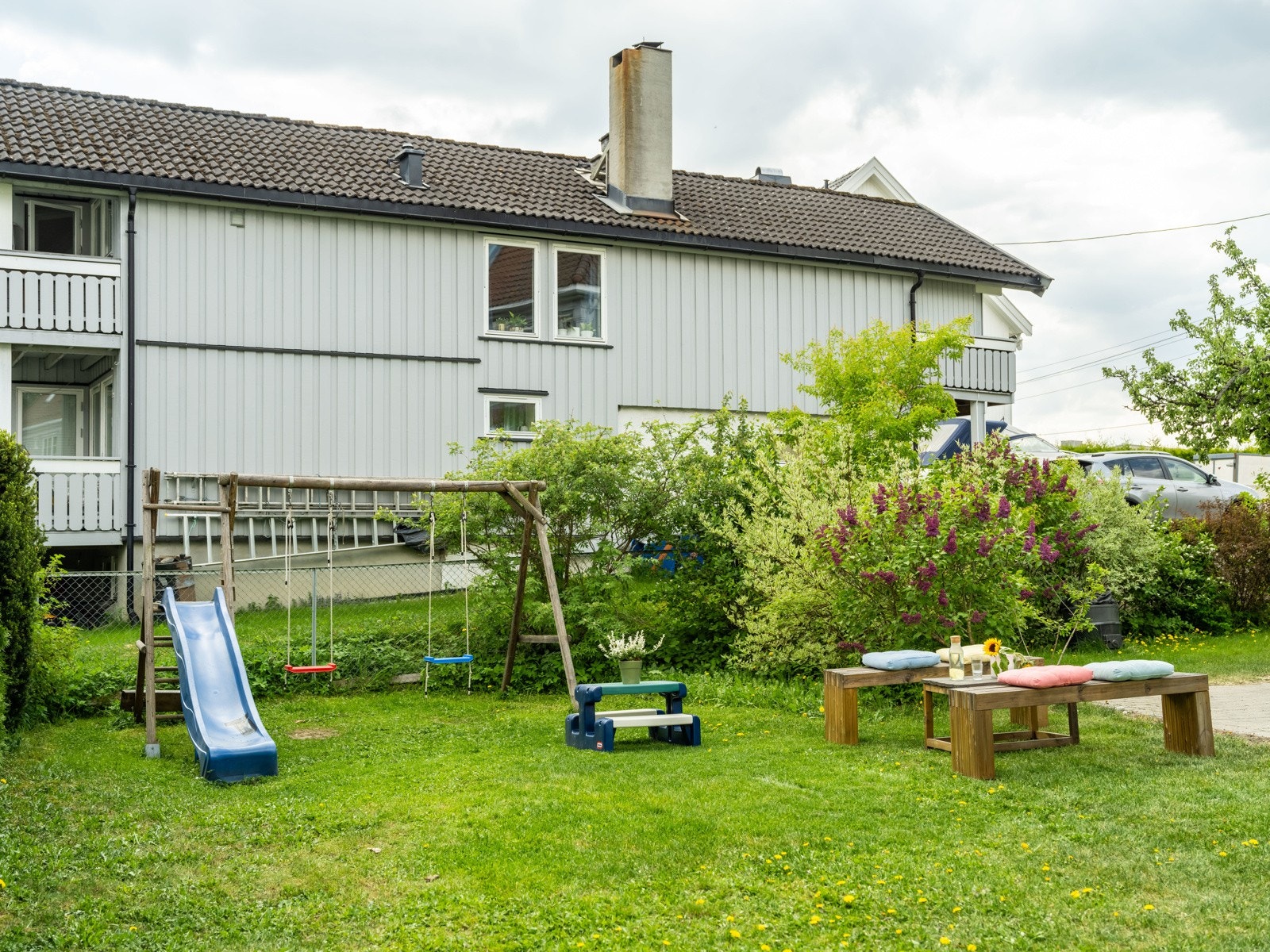 I tillegg er det fellesområder med litt benker, bord og lekemuligheter. Galleribilde