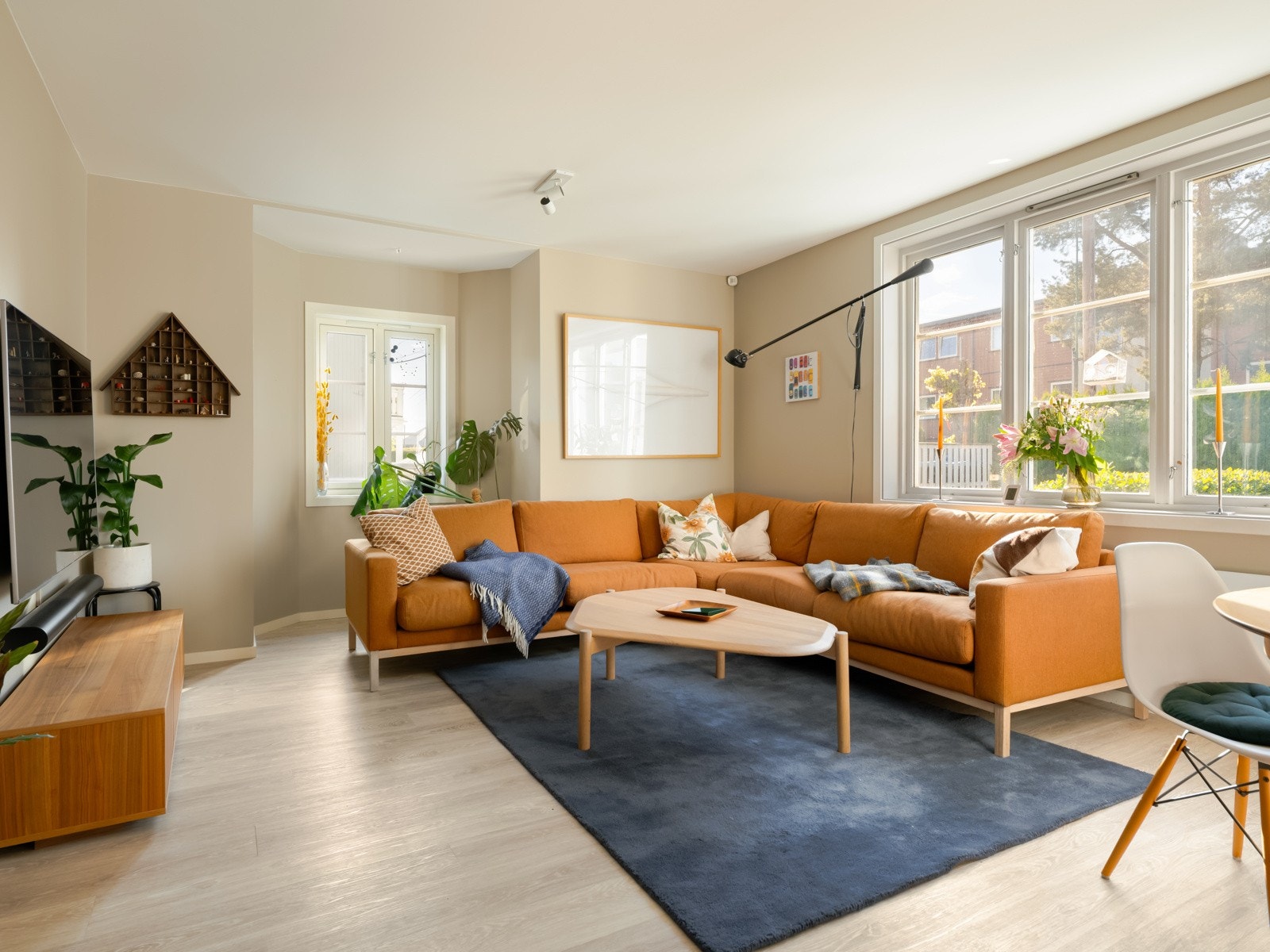 Sofadelen har sin naturlige plass i andre enden av rommet. Galleribilde