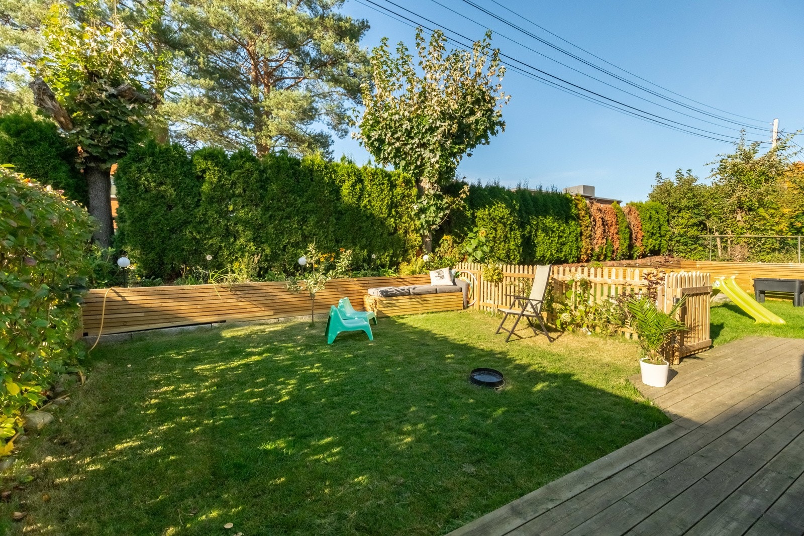 En nydelig, grønn lunge der barna leker om kapp. Galleribilde