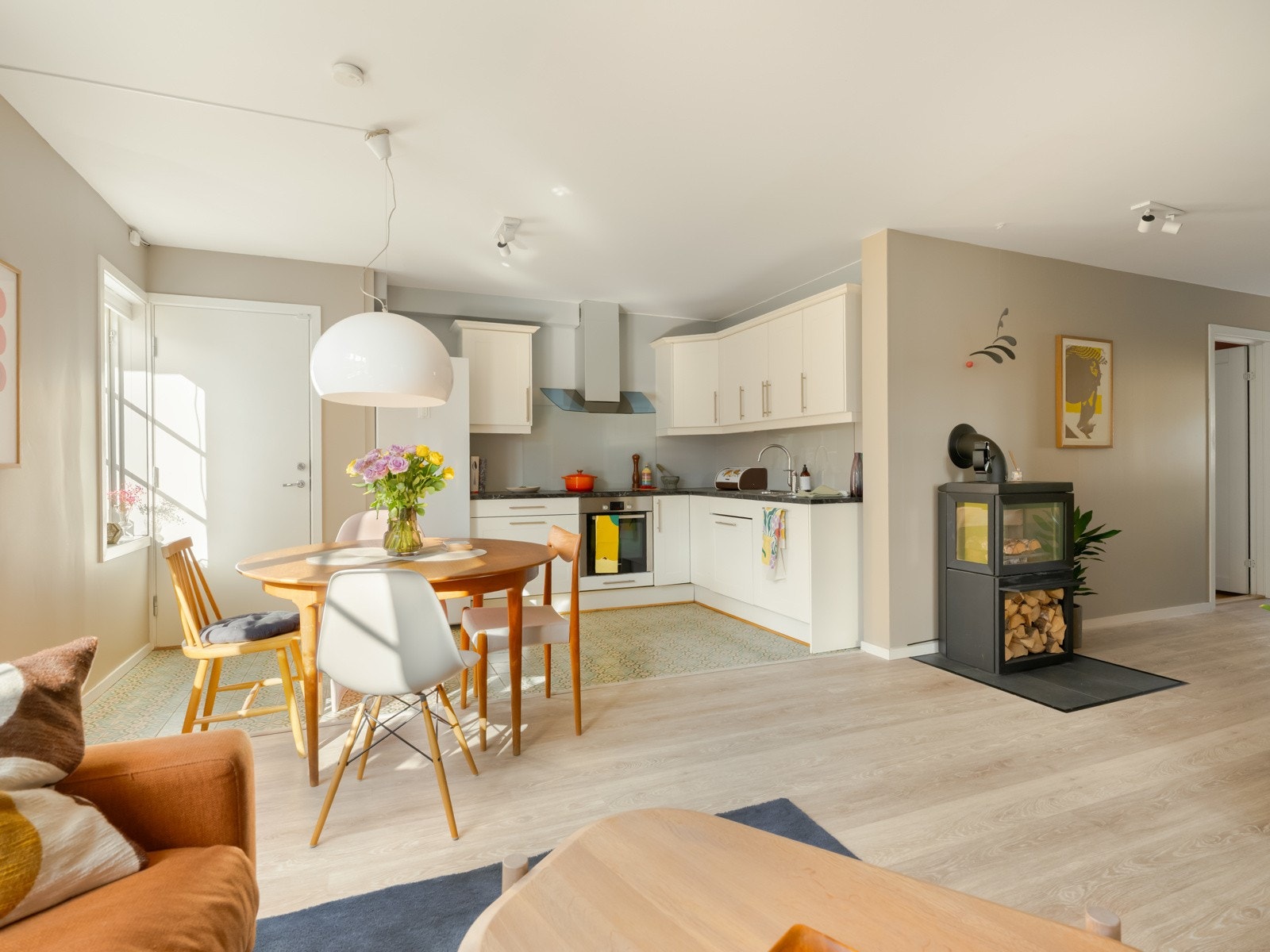 Som sagt er volumet i denne delen av leiligheten ordentlig bra, og gir en flott romfølelse. Galleribilde