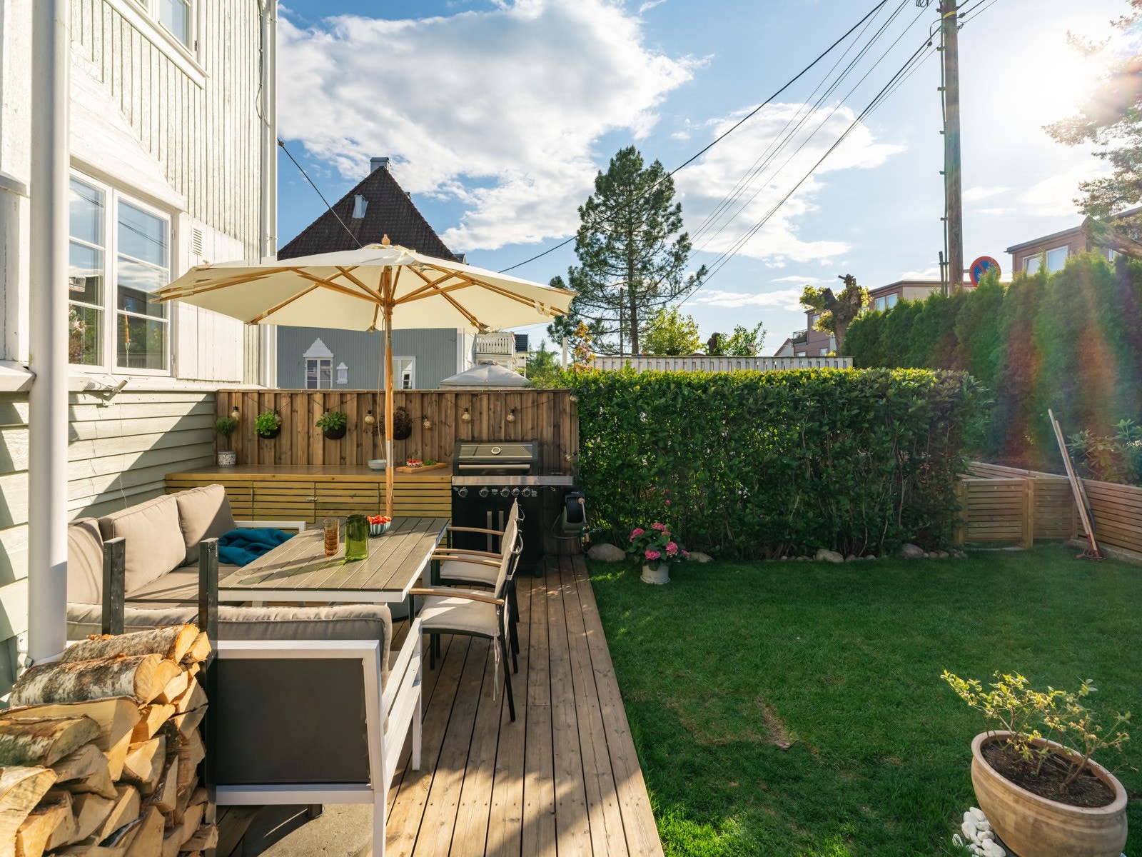 Selger har bygget et flott utekjøkken, og spiseplassen her er er bare helt nydelig i ettermiddagssolen. Galleribilde