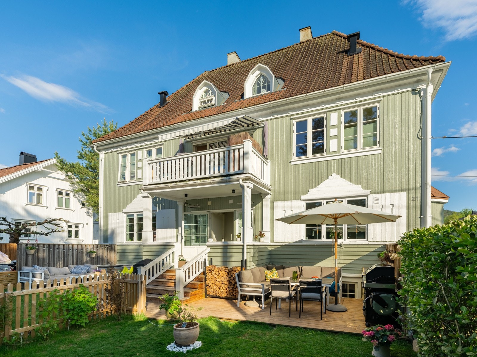 Staselig, flott hus fra starten av 1900-tallet. Godt vedlikeholdt er det også. Galleribilde
