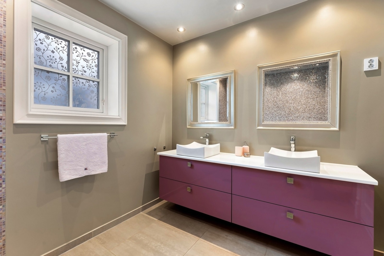 Baderom 2 med dobbelservant og underskuffer. Galleribilde