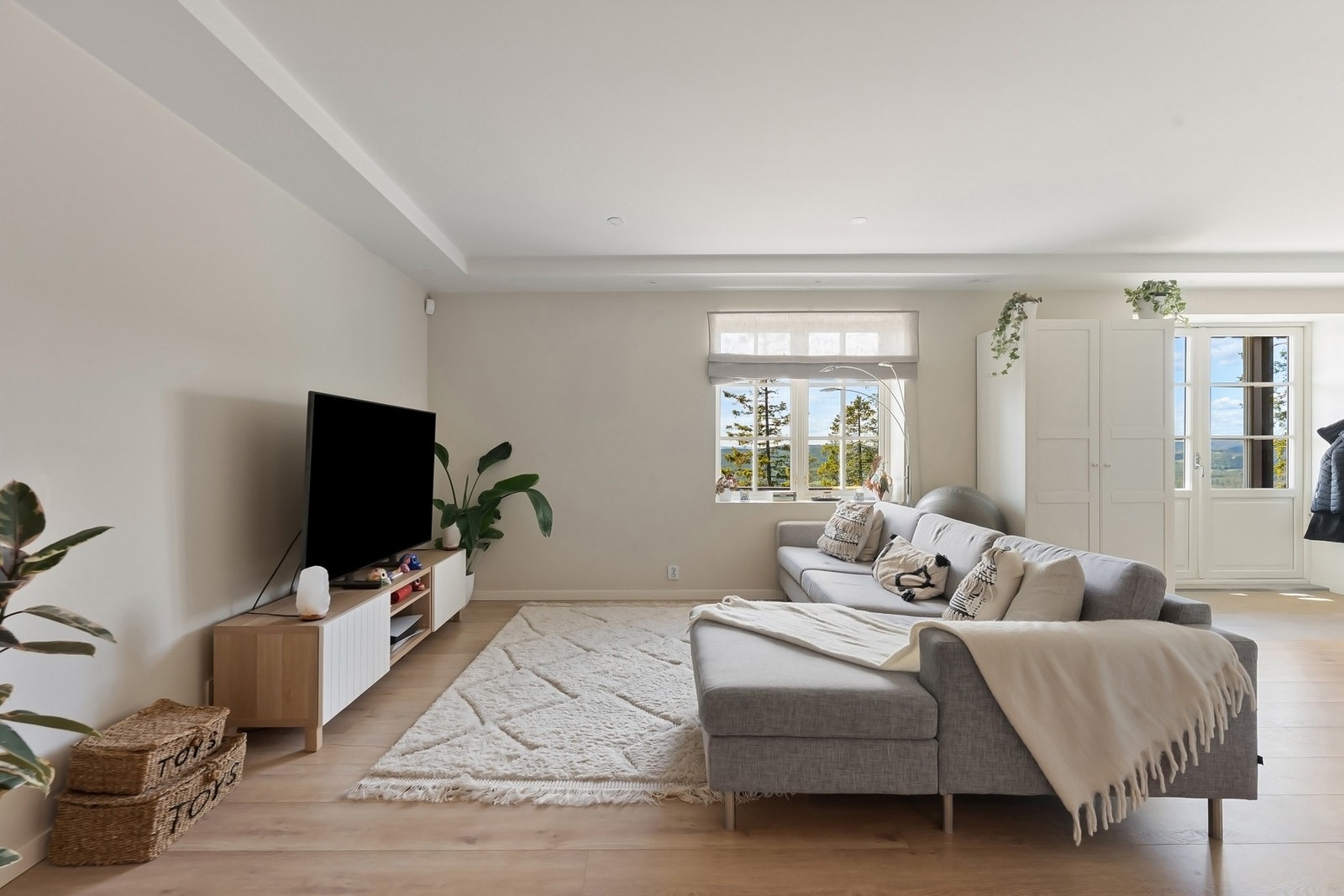 Stue med store vindusflater og utgang til terrasse. Galleribilde