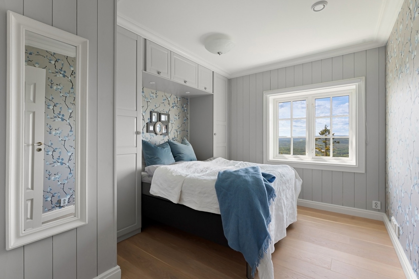 Soverom 2 med snekkerbygd innredning rundt seng. Galleribilde