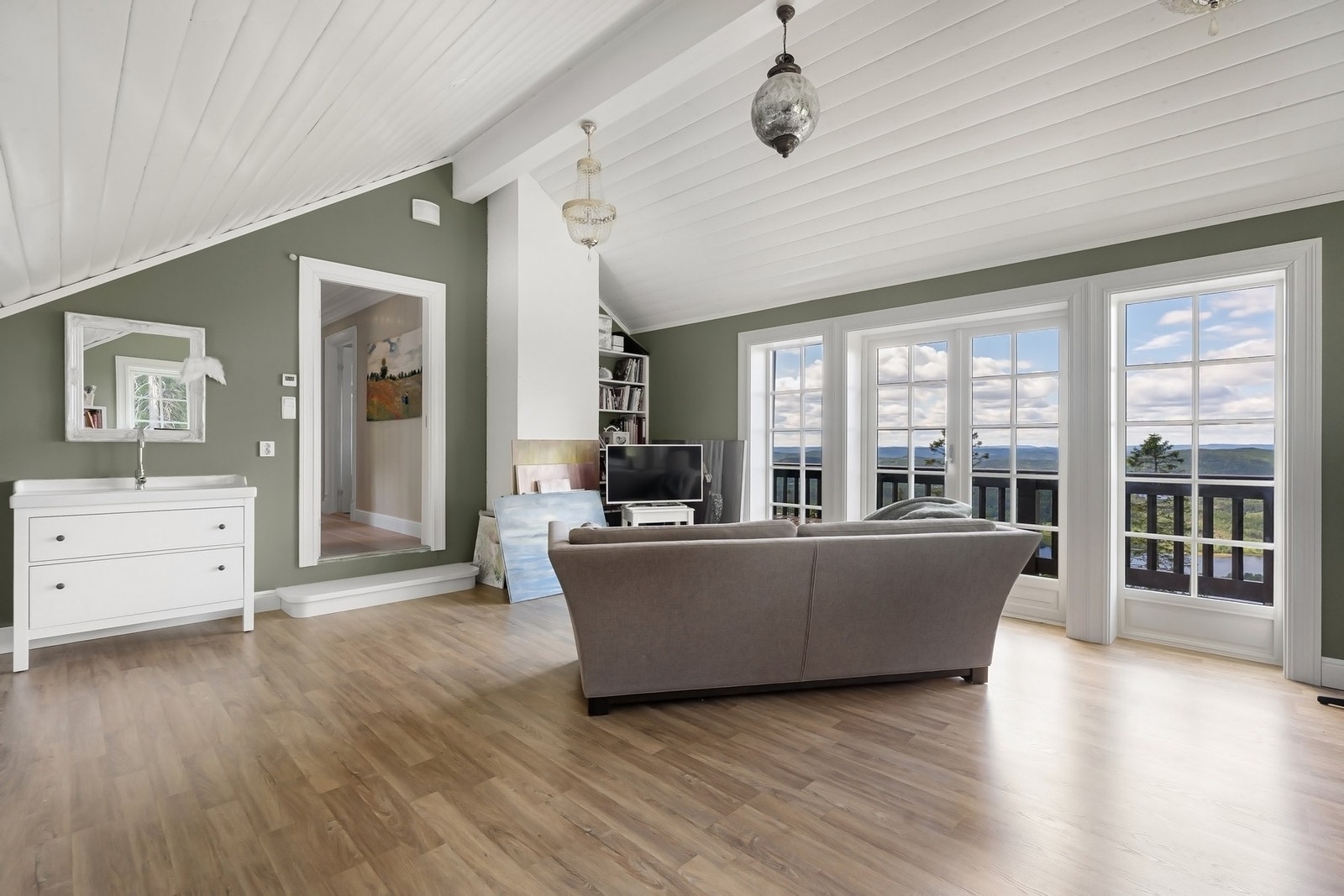 Ekstra stue/atelier i 2.etasje med svært god takhøyde og utgang til terrasse. Galleribilde