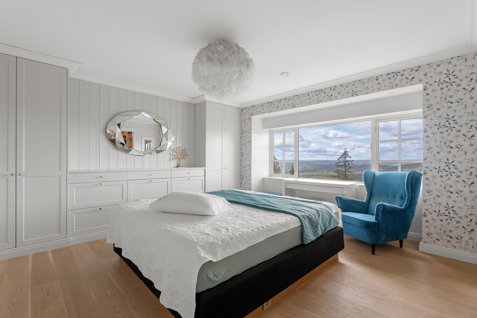 Hovedsoverom med snekkerbygde skap/innredning fra Elena i massivt eik. Galleribilde