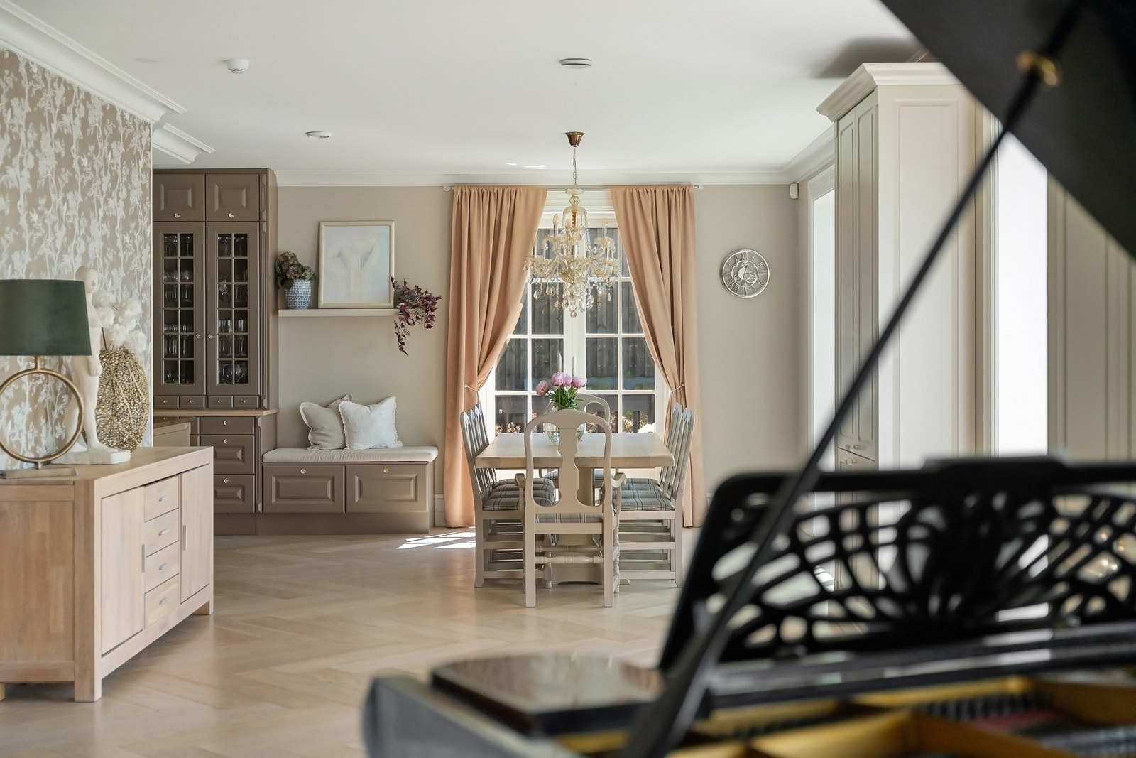 Fra spisestuen er det åpen løsning mot lekkert og stort kjøkken. Galleribilde