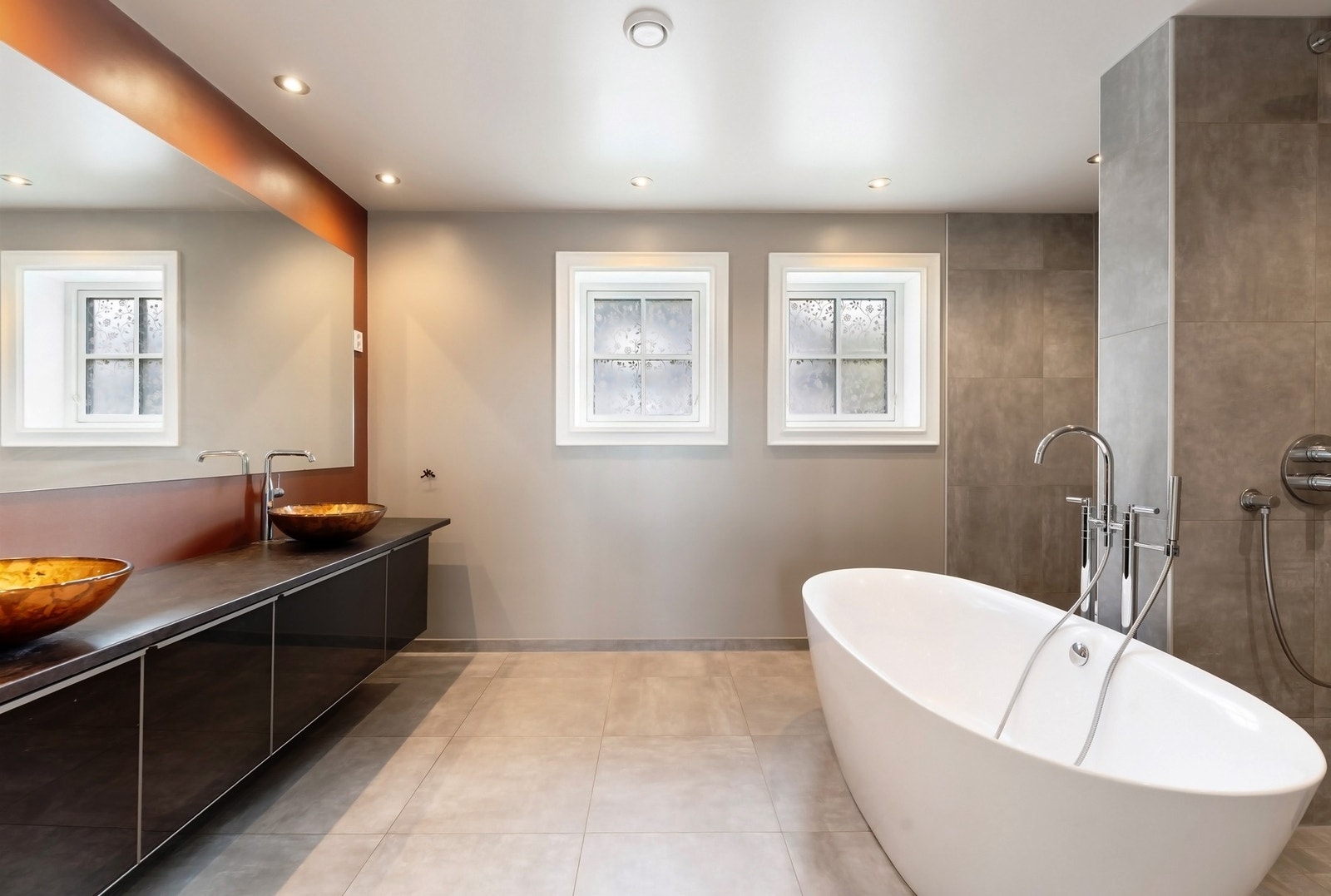 Stort hovedbad med både frittstående badekar og romslig dusjnisje. Galleribilde